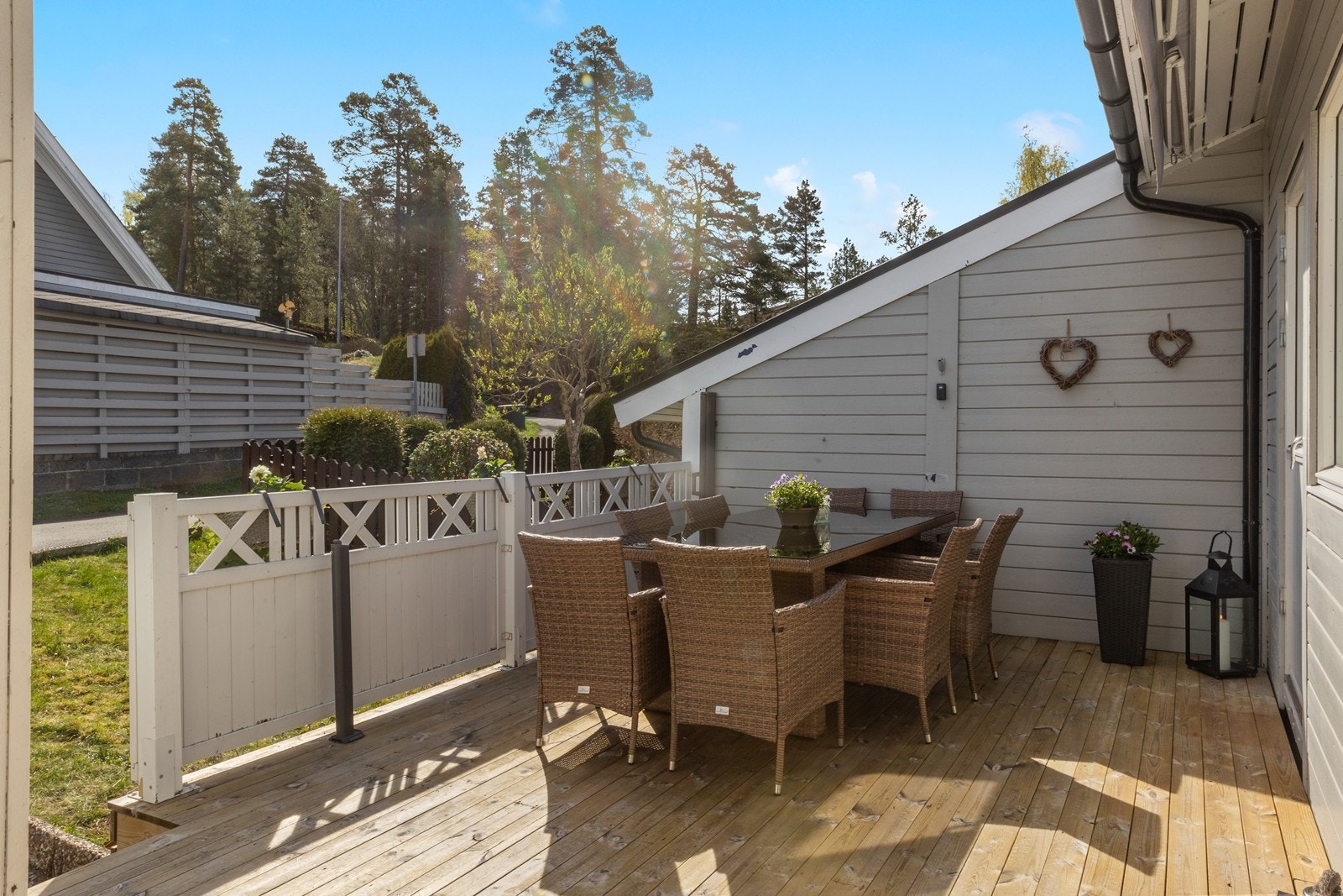 Behagelig terrasse ved inngangssiden på boligen Galleribilde