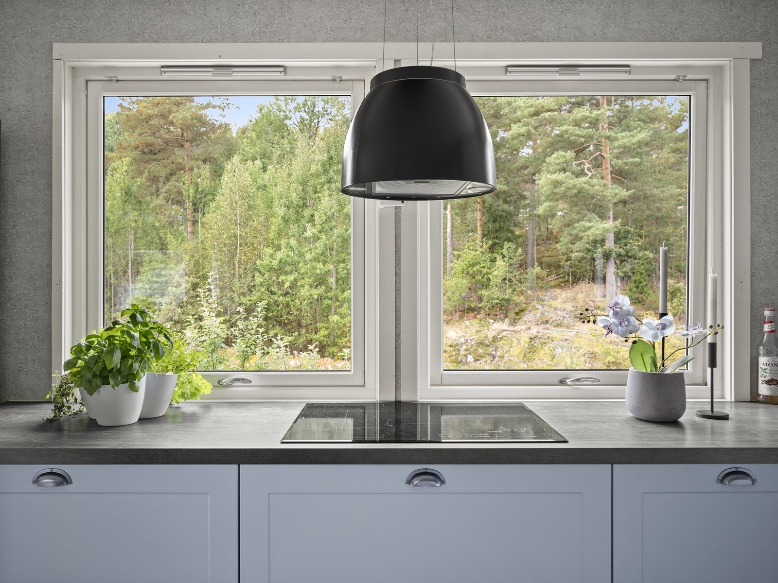 Boligen ligger i usjenerte omgivelser uten innsyn fra naboer Galleribilde