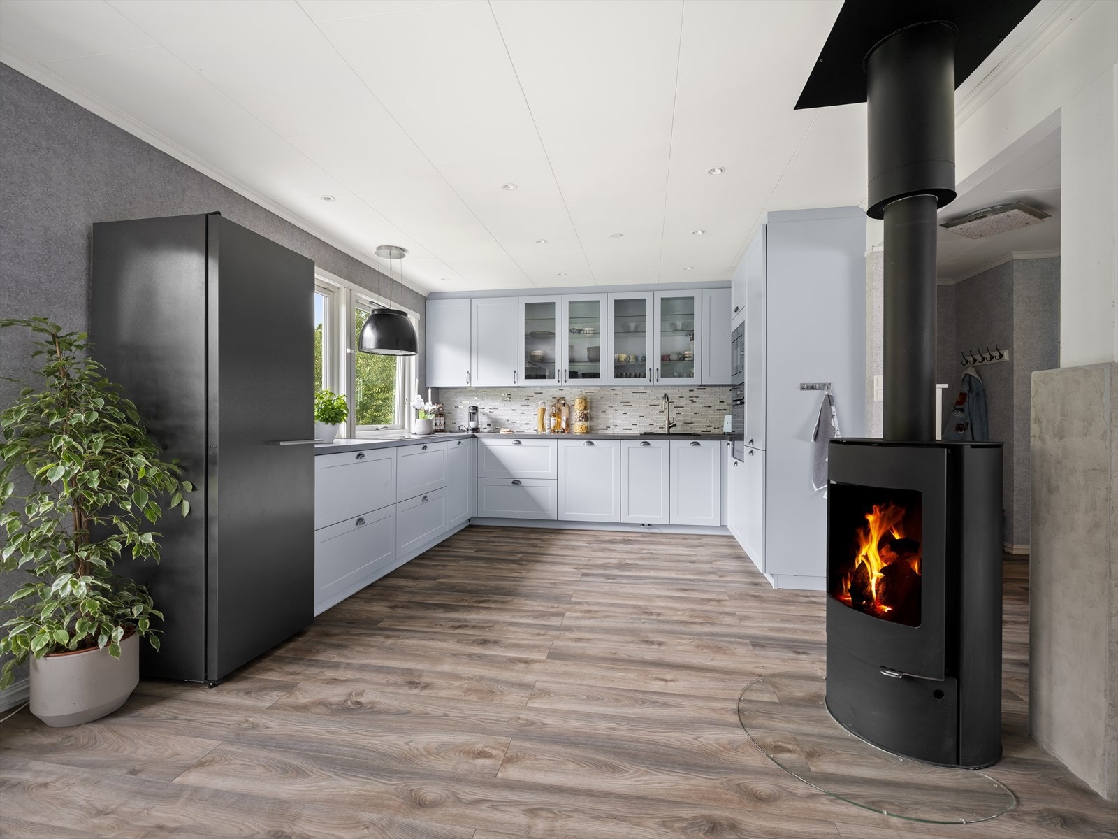 Den åpne stue-/kjøkkenløsningen skaper et sosialt og innbydende miljø, ideelt for både hverdagsliv og underholdning Galleribilde