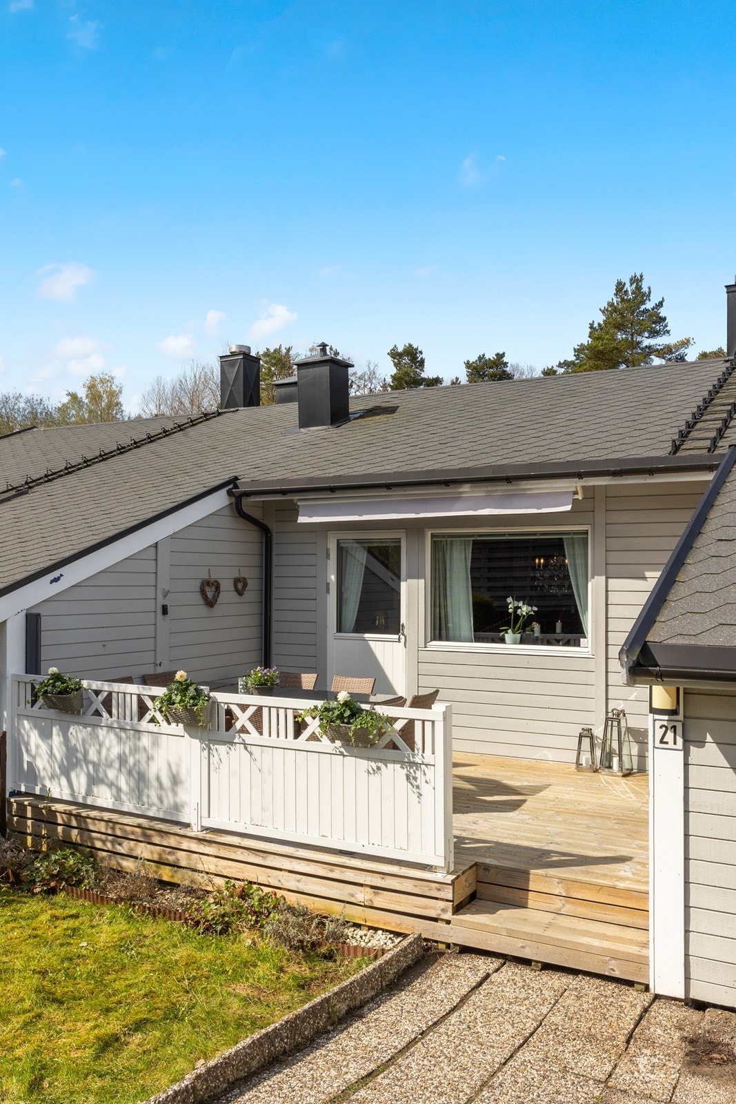 Uteområdet er en av boligens store fordeler. Her finner du solrike uteplasser både mot øst og vest. Galleribilde