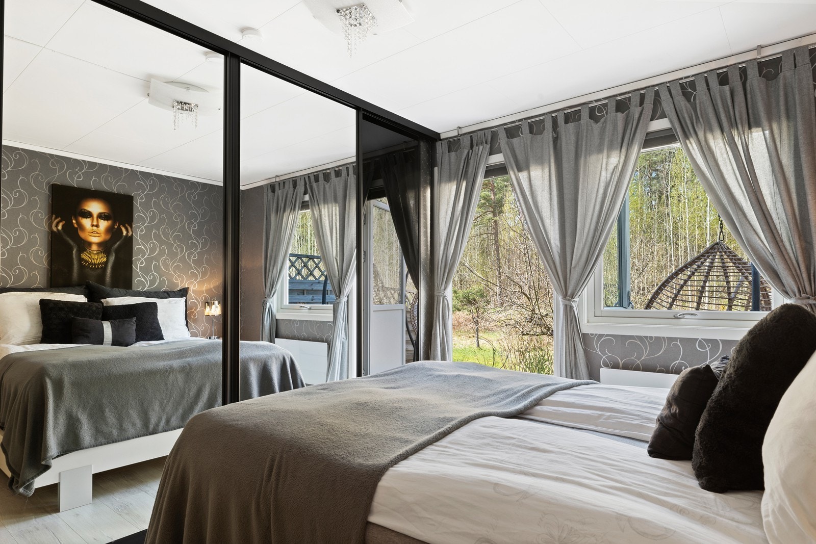 Hovedsoverommet er utstyrt med skyvedørsgarderobe med speilfronter og har utgang til en vestvendt terrasseplatting og hage. Galleribilde