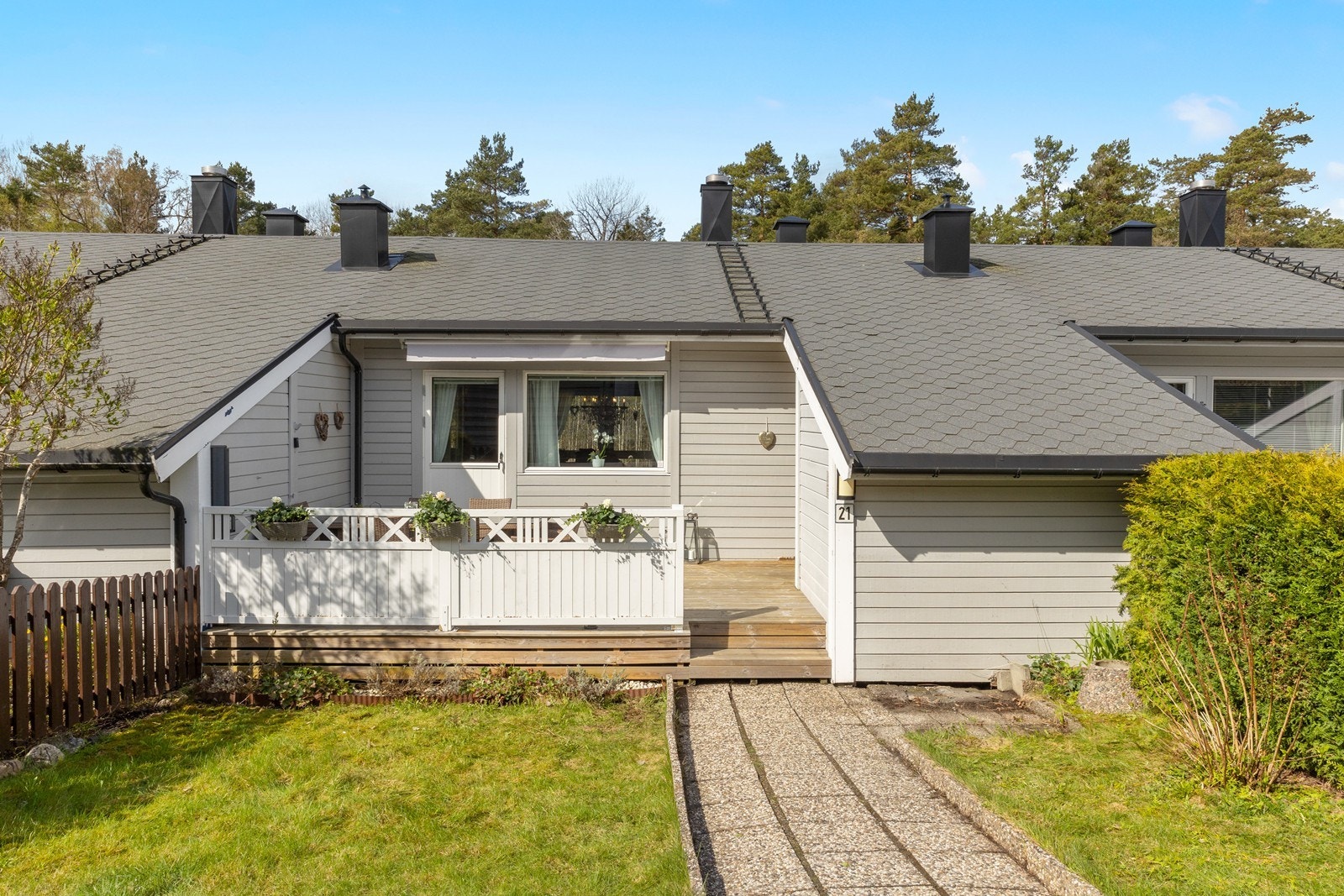 Uteplassene har markiser for solskjerming, og den østvendte terrassen har utgang fra stuen Galleribilde