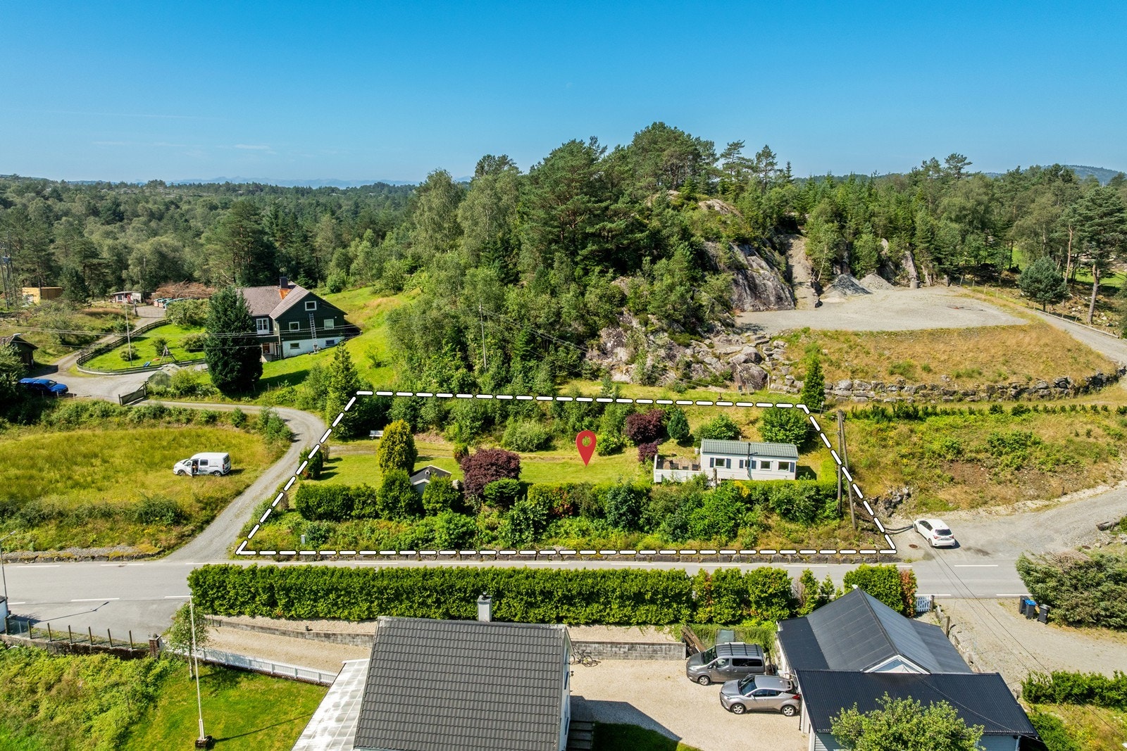 Merk, eiendomsgrensene som er stiplet inn er fiktive og avvik kan forekomme. Interessenter bes sette seg inn i vedlagte kartlag. Galleribilde