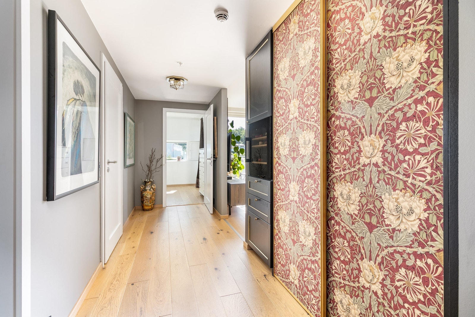 Temperaturskap til vin er integrert i gangen, rett rundt hjørnet fra stuen/spisestuen. Galleribilde