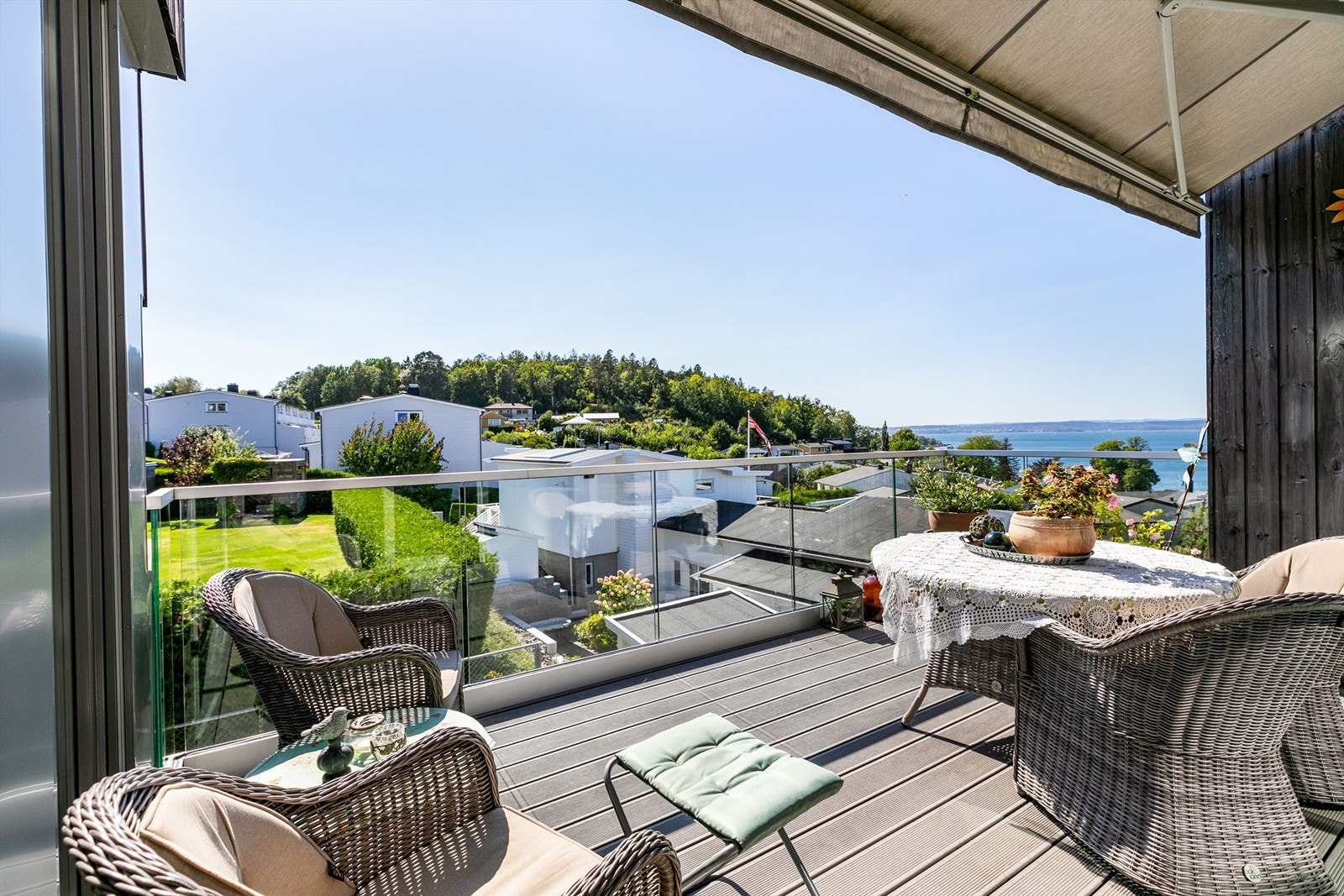 Elektrisk motorisert markise fungerer utmerket også som lunende tak på lyse sommerkvelder. Galleribilde