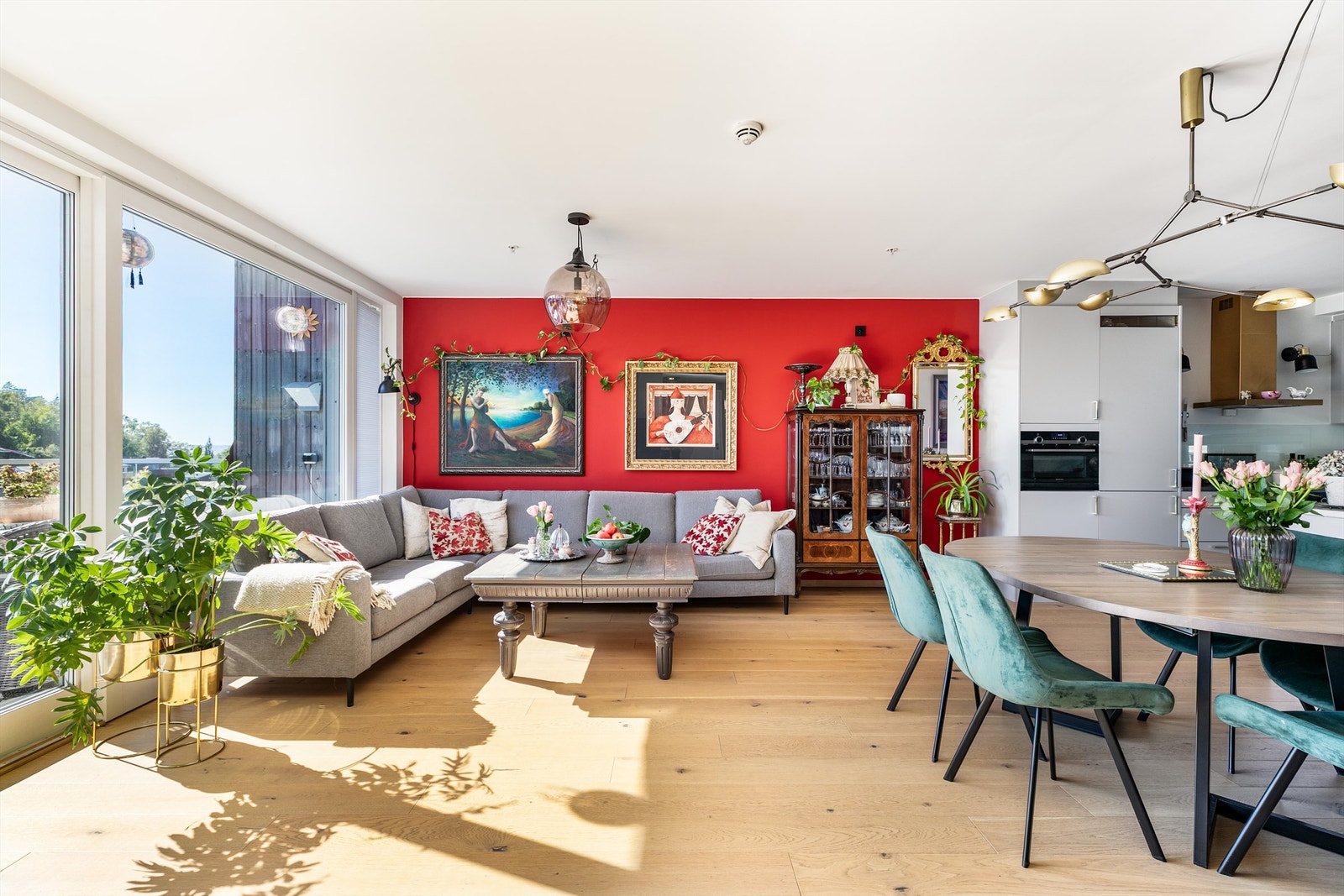 I løpet av de seneste årene er leiligheten også oppgradert med ny elektro-styring, nye brytere og kontakter i flere rom, deriblant stuen. Galleribilde