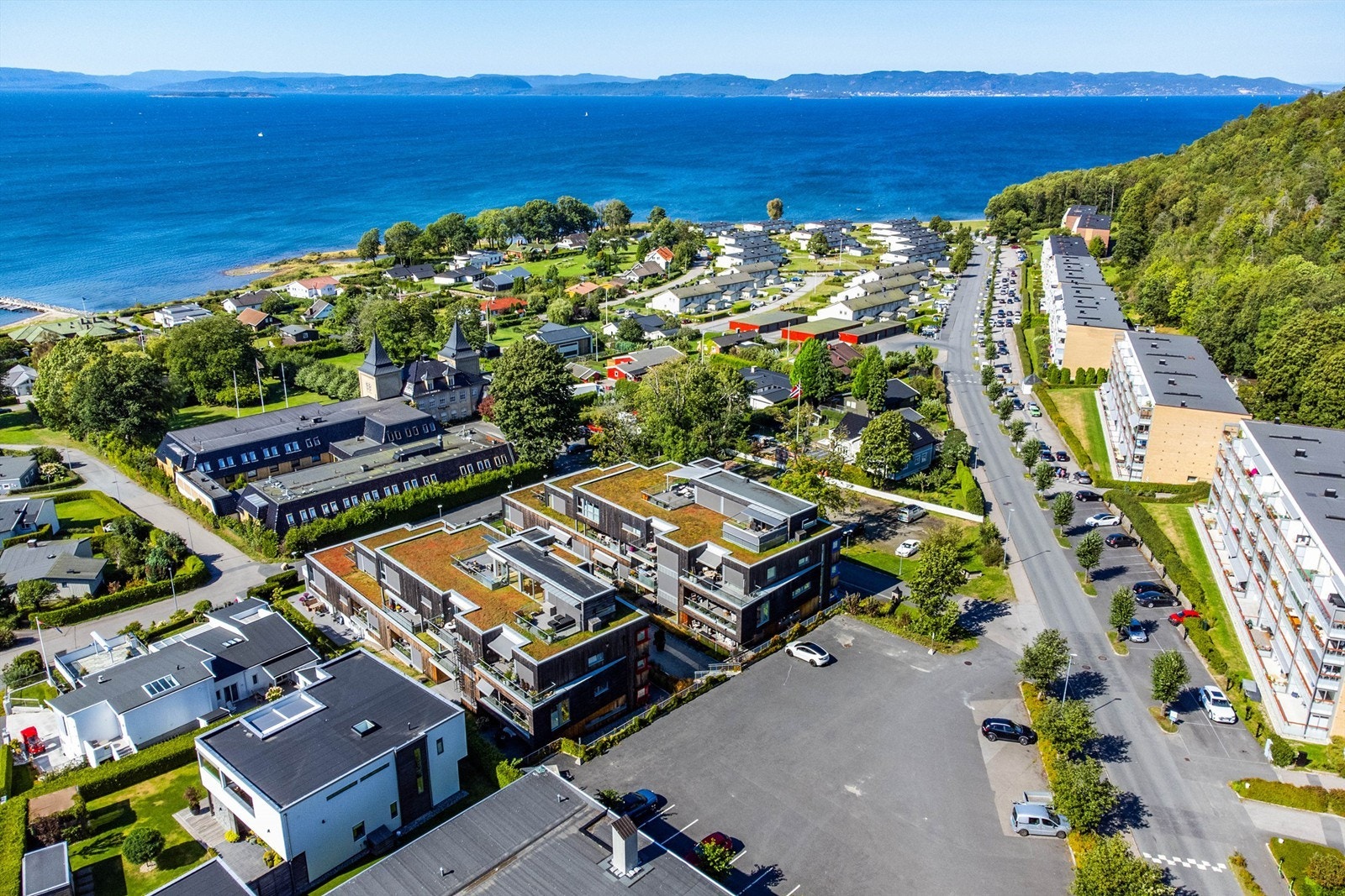 For besøkende er det gode parkeringsmuligheter på anvist område. Galleribilde