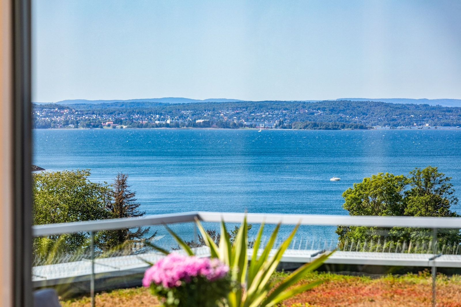 I takboksen kan du året gjennom glede deg over vel så flott utsikt over fjorden som på takaltanen utenfor. Galleribilde