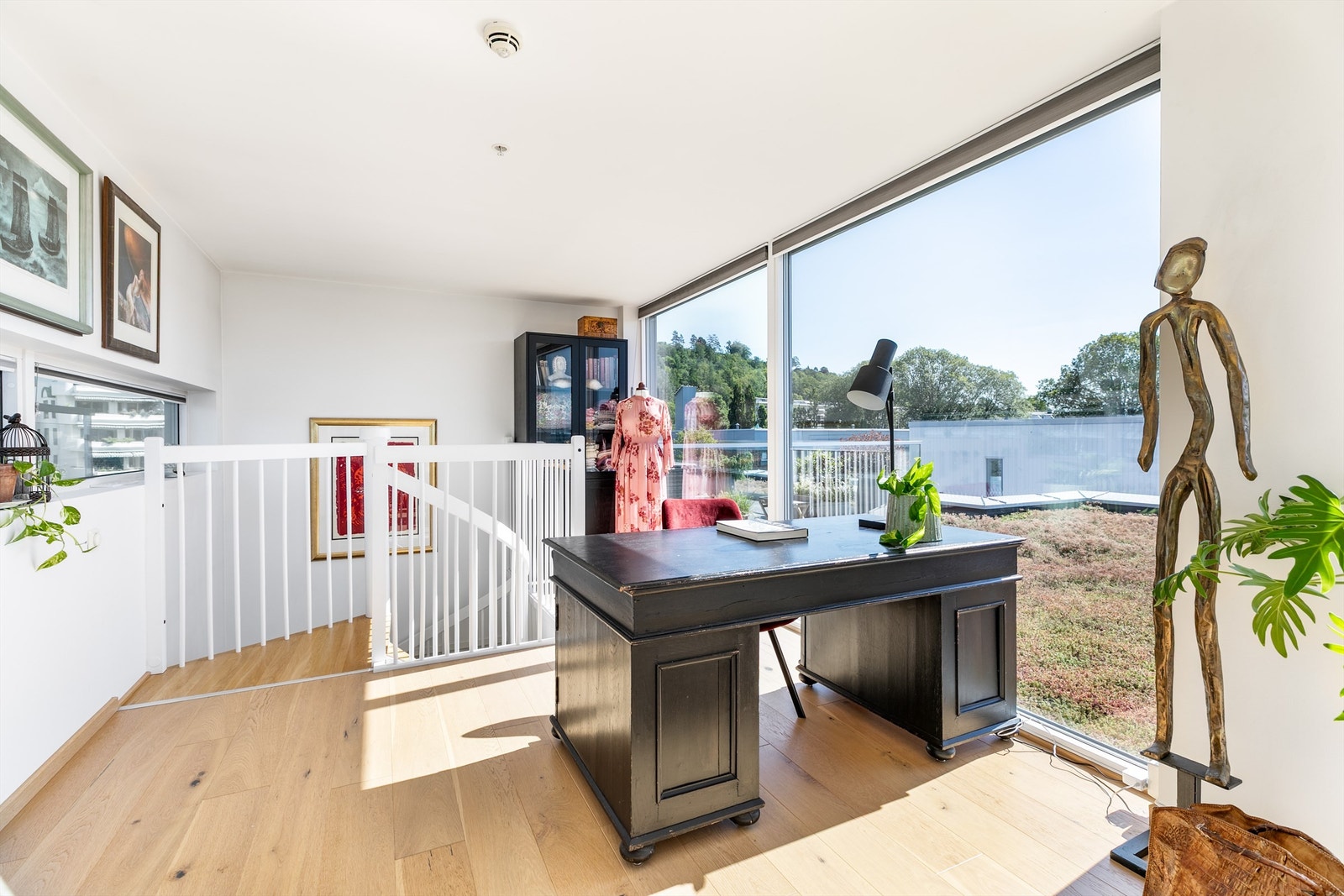 Panoramavinduer fyller takboksen med naturlig lys. Sol- og innsynsskjermende plisségardiner er montert over samtlige. Galleribilde