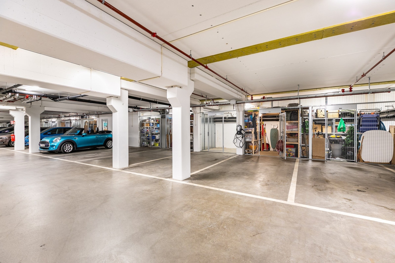 Leiligheten har fast biloppstillingsplass i oppvarmet garasjeanlegg under blokken. Med lader til EL-bil og tilknyttet netting bod. Plass bygget reoler for optimalisering av lagring. Galleribilde