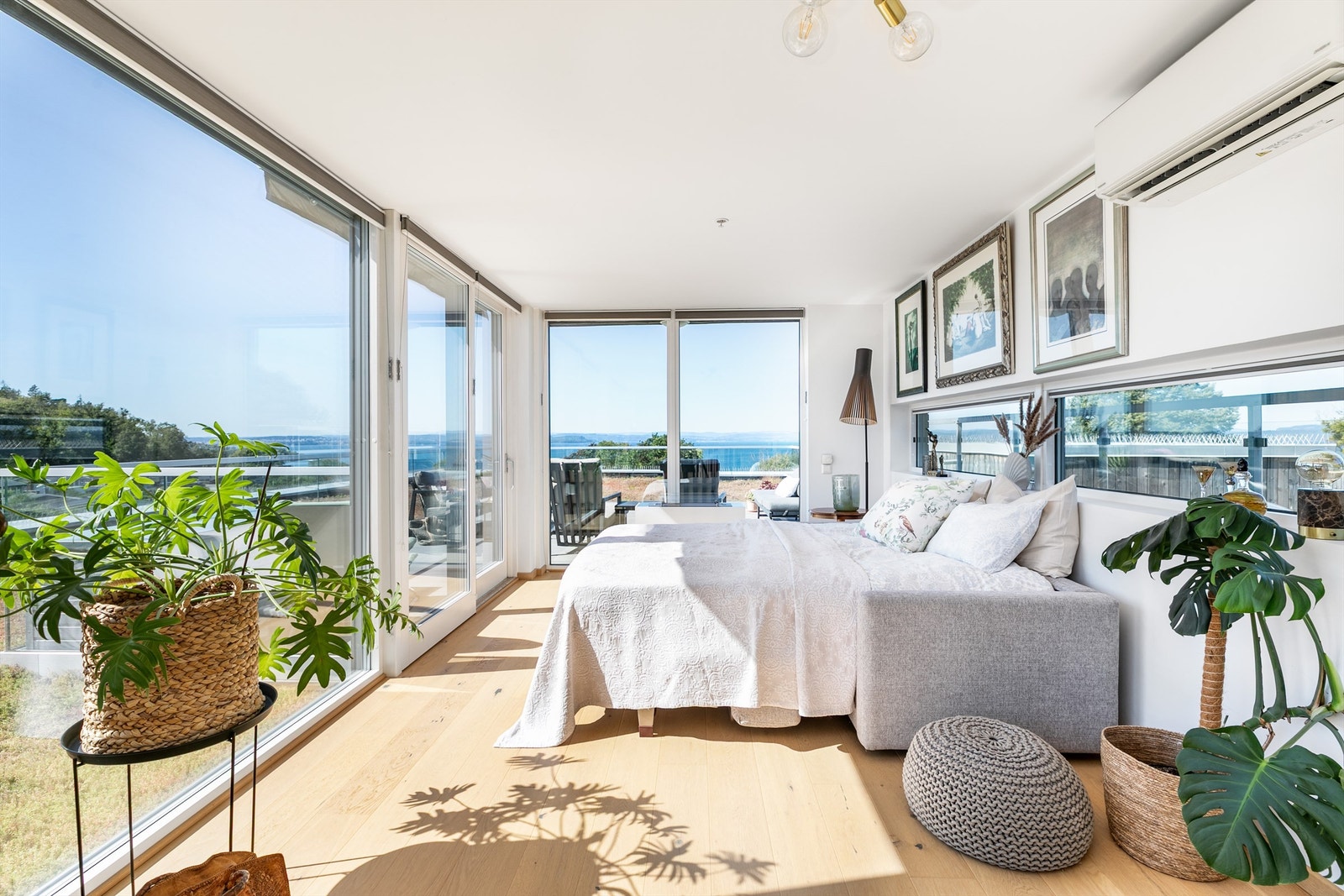 Takboksen på nesten 30 kvm. fungerer utmerket som både soverom og stue. Galleribilde