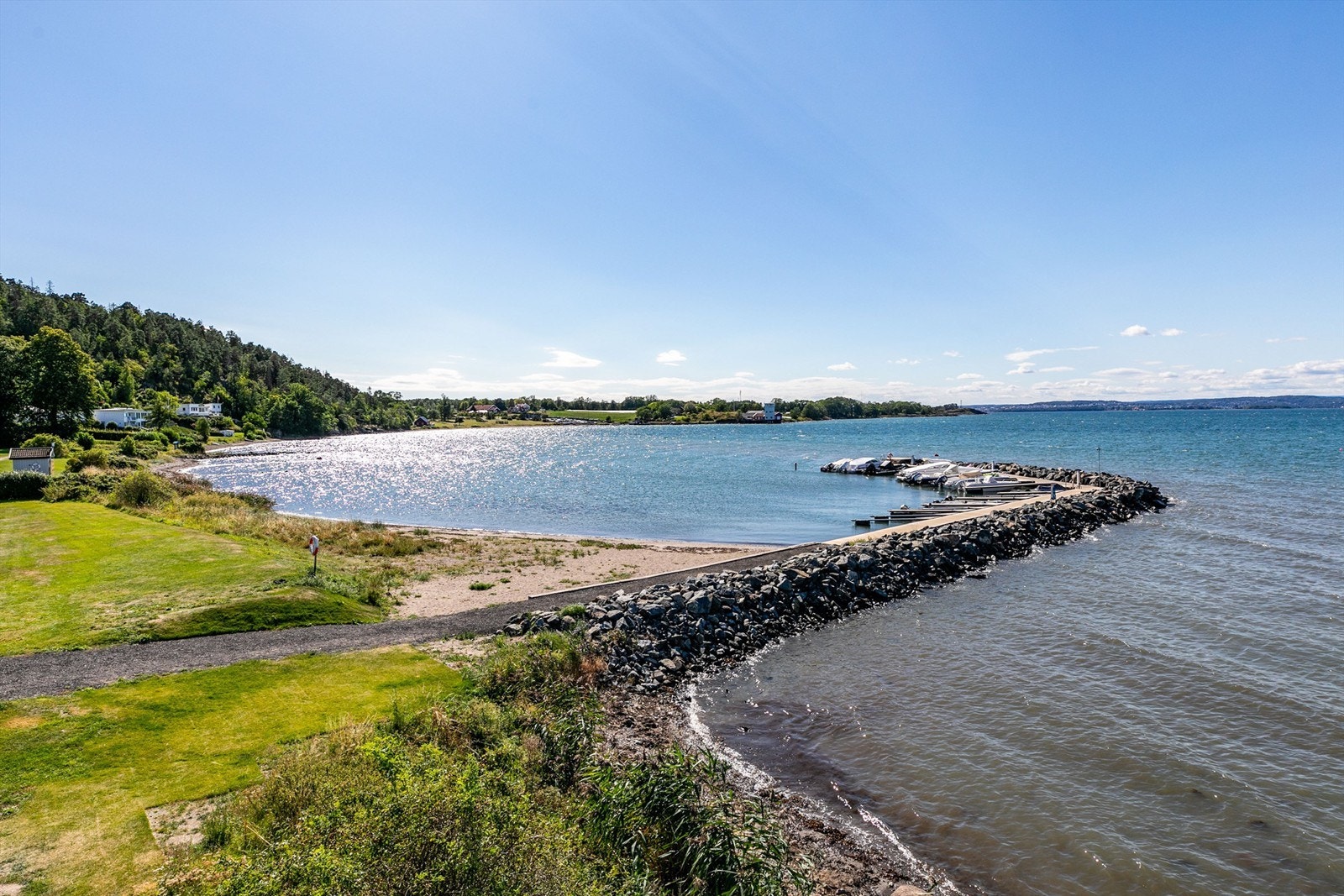 Fra leiligheten tar det ikke mer enn 4-5 minutter å gå ned til nærmeste sandstrand for et bad i sjøen. Galleribilde