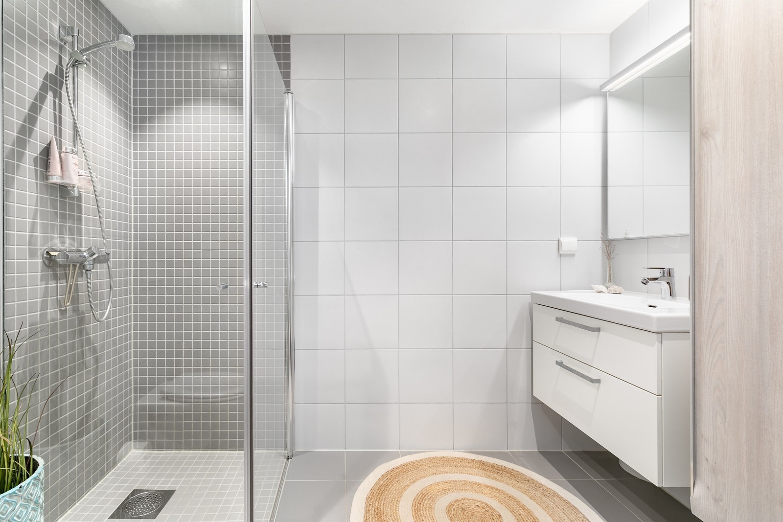 Badet har i likhet med de fleste øvrige rom i leilighetens hovedplan vannbåren gulvvarme. Galleribilde