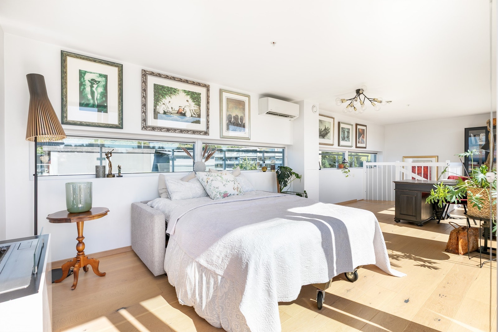 Med et kombinasjonsmøbel kan takboksen raskt og enkelt omdannes fra stue til gjesterom. Galleribilde