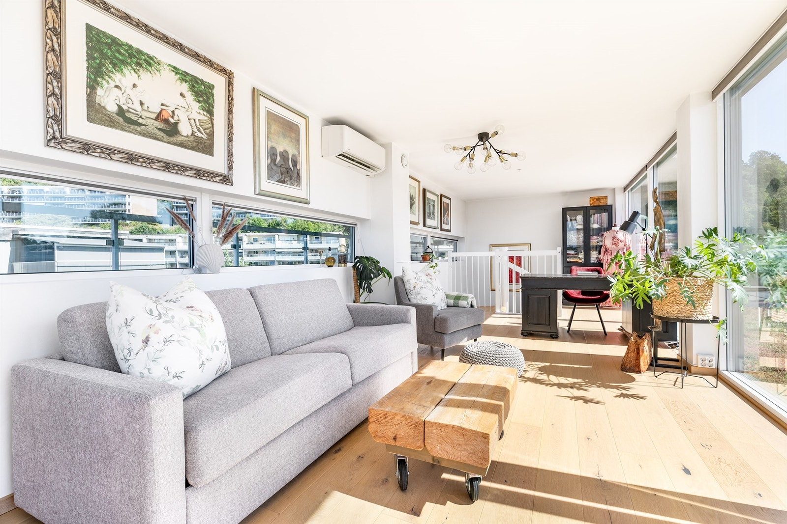 I takboksen er luft-luft varmepumpe installert. Foran vinduene mot vest står i tillegg en stemningsfremmende biopeis. Galleribilde