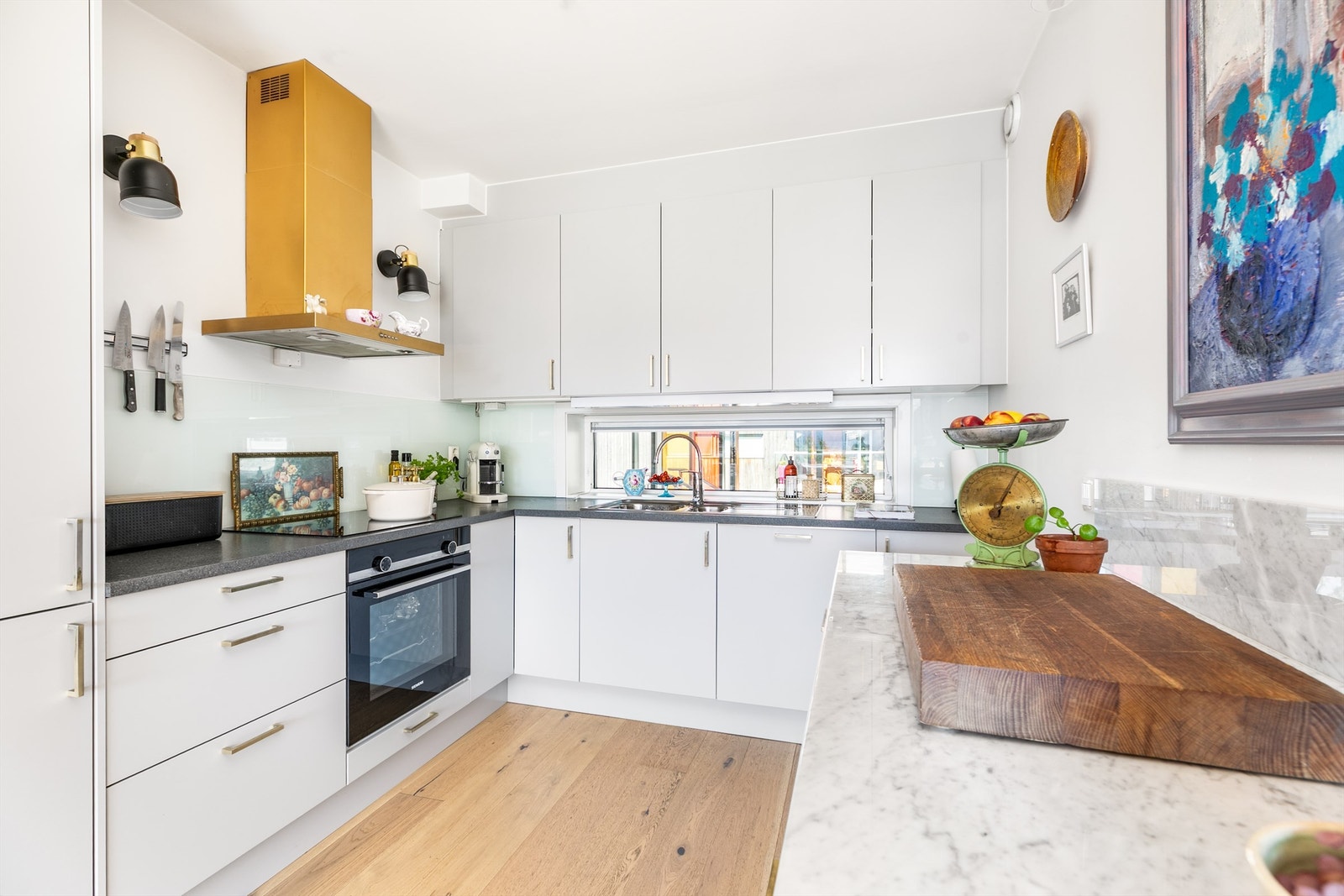 Kjøkkeninnredningen er en like bruksvennlig som stilsikker løsning fra kvalitetsprodusenten Sigdal, med alle hvitevarer integrert. Galleribilde