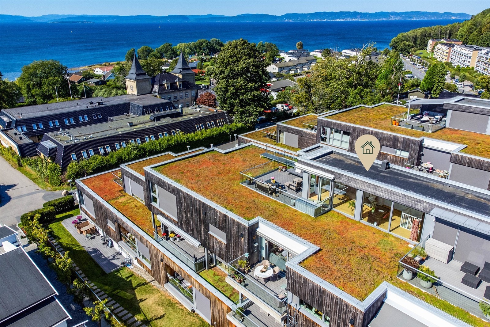 Dette er en sjelden og attraktiv mulighet på Godset. Leiligheten er én av kun to med både takterrasse og takboks orientert mot fjorden. Galleribilde