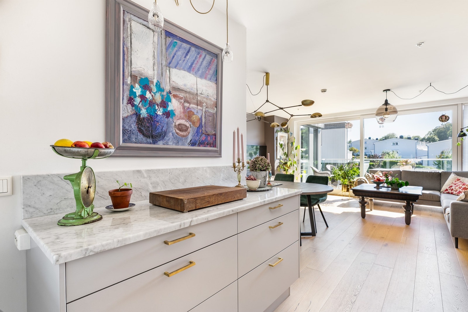 Kjøkkeninnredningen er foruten et ekstra høyskap også utvidet med ny sjenk, med marmor benkeplate. Galleribilde