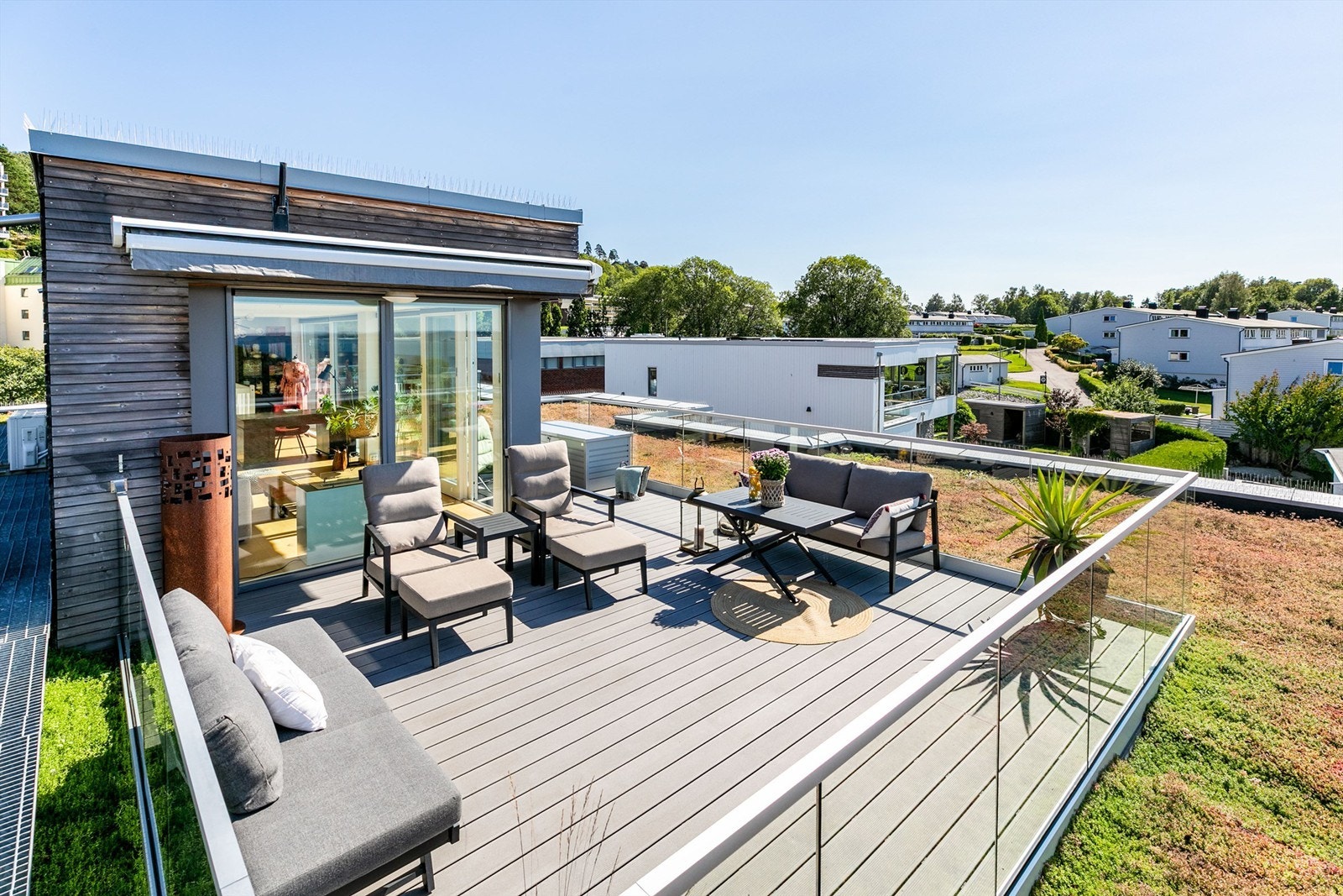 Takaltanens over 30 kvm. er utført med terrassebord i vedlikeholdsfritt kompositt-materiale. Galleribilde