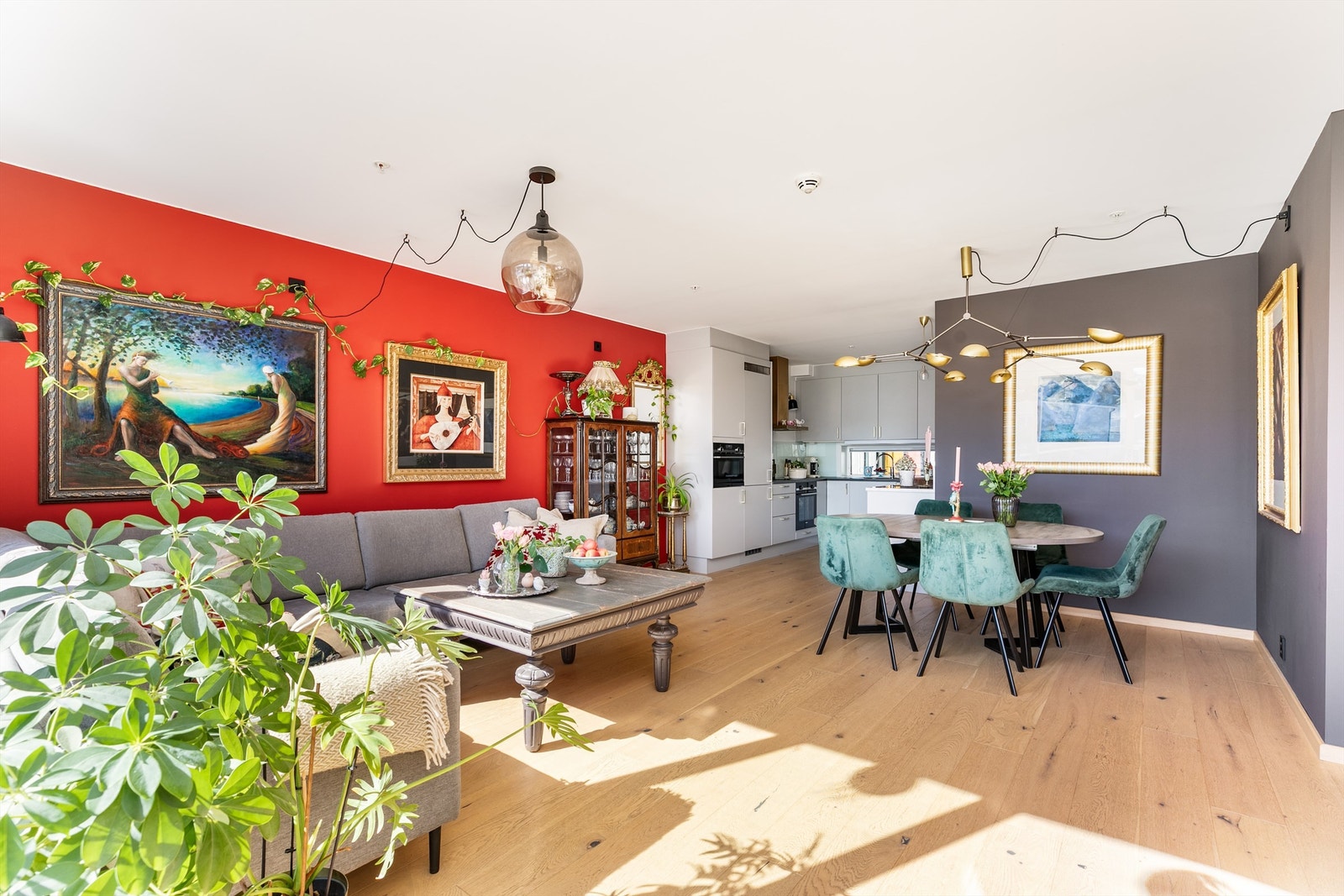 Kjøkkenet er nylig utvidet med et ekstra høy skap hvor damp ovn med mikrobølgeovn er integrert. Galleribilde