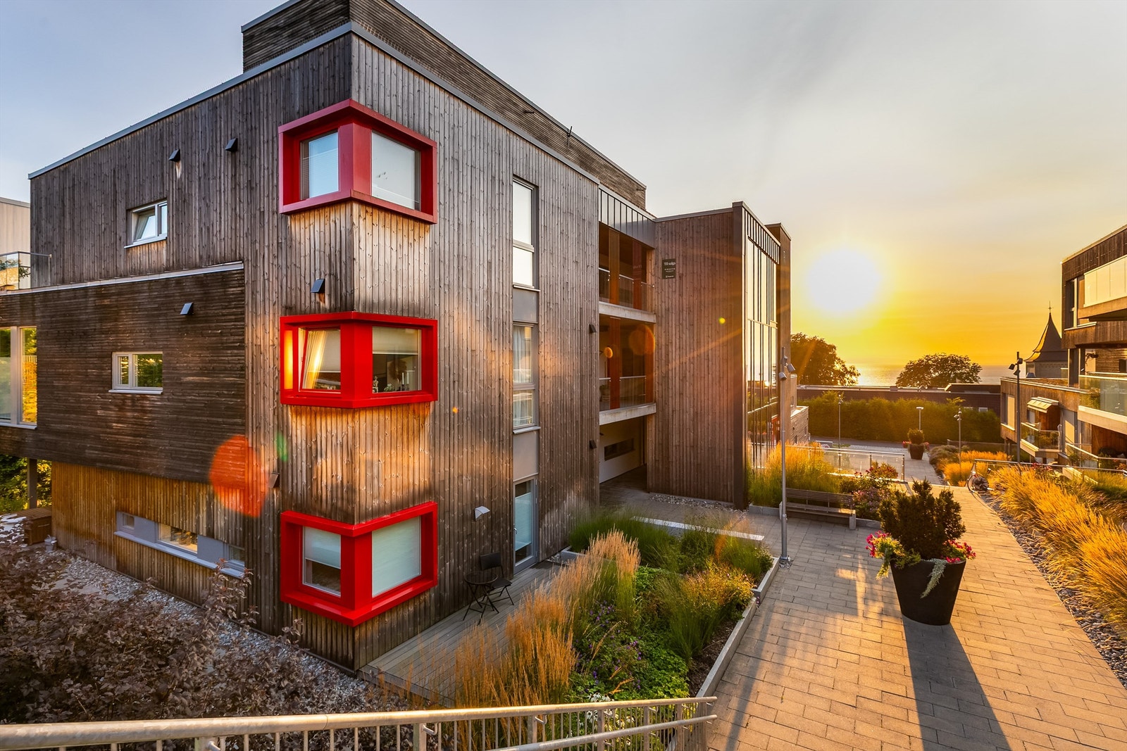 Til leilighetens hovedplan i øverste etasje er det enkel adkomst med heis. Det er også fullt mulig å velge trapper. Galleribilde