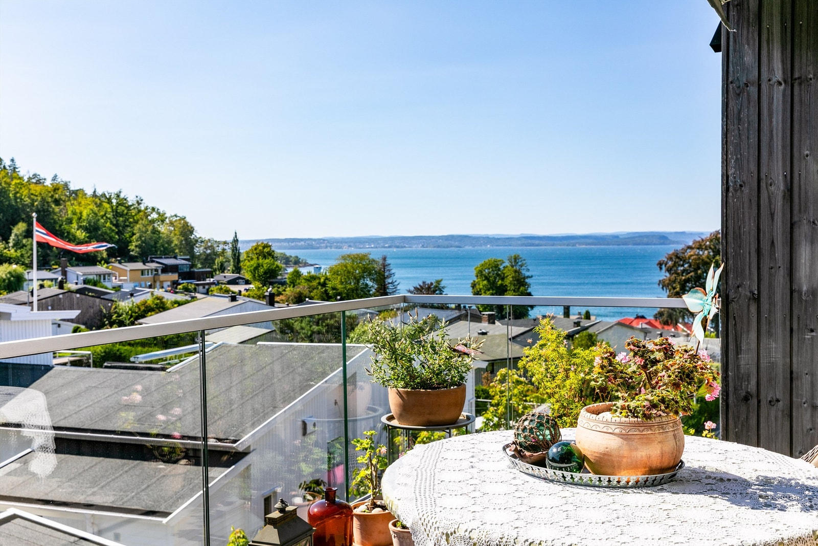 Flott utsikt over fjorden, til blant annet Horten i vest. Galleribilde