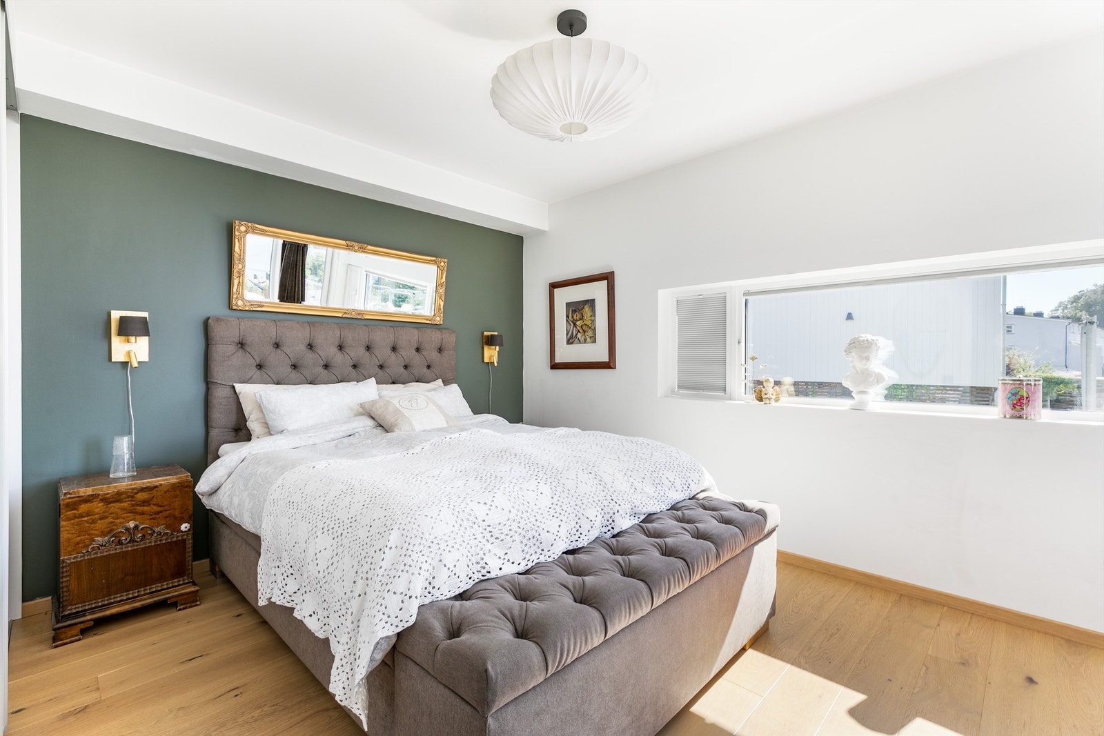 Soverom I har over 12 kvm. disponibel gulvflate i tillegg til en praktisk skyvedørsgarderobe av ca. 2 meter bredde. Galleribilde