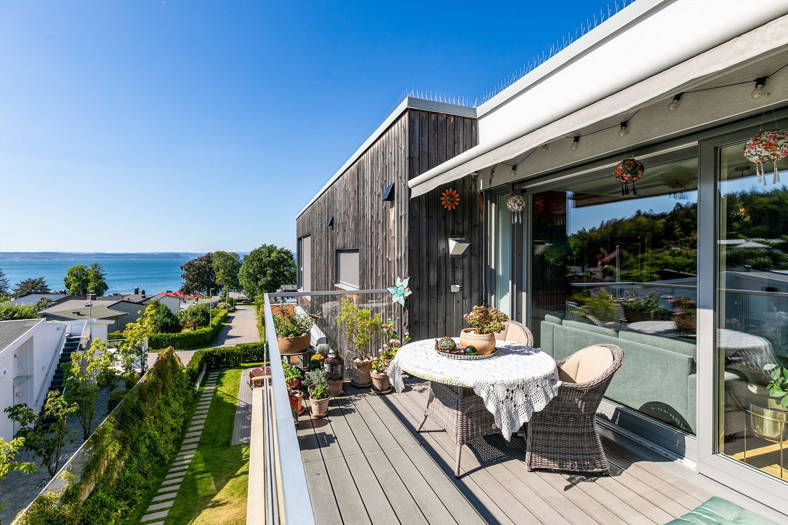 Balkongen har i likhet med takaltanen et vedlikeholdsfritt gulv av kompositt-materiale. Galleribilde