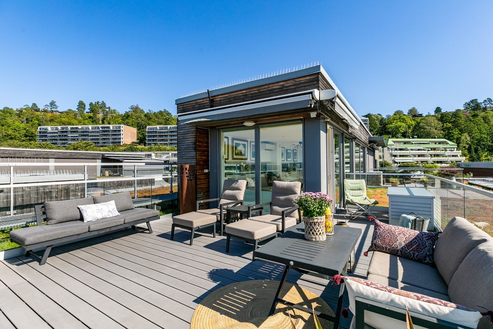 Med elektrisk motorisert markise på to sider oppnås solskjerming enkelt ved behov. Galleribilde