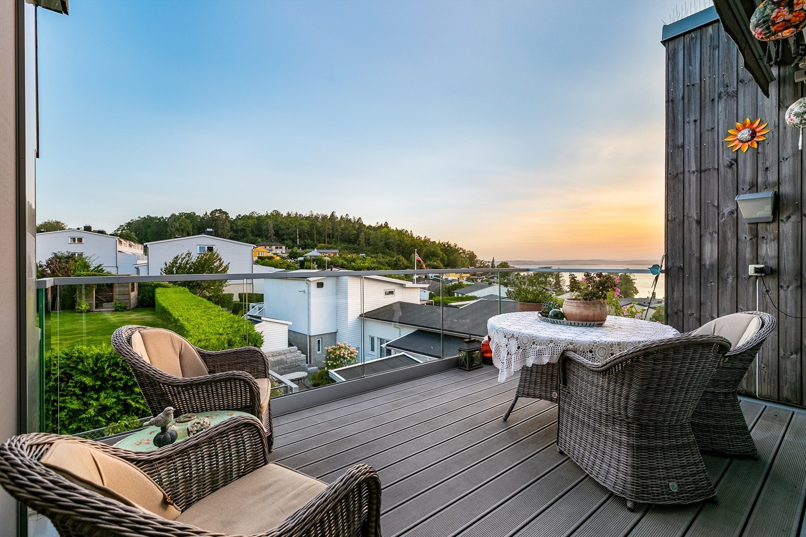 Balkongen tilknyttet leilighetens hovedplan utgjør et mer avskjermet alternativ til den åpne, luftige takaltanen. Galleribilde