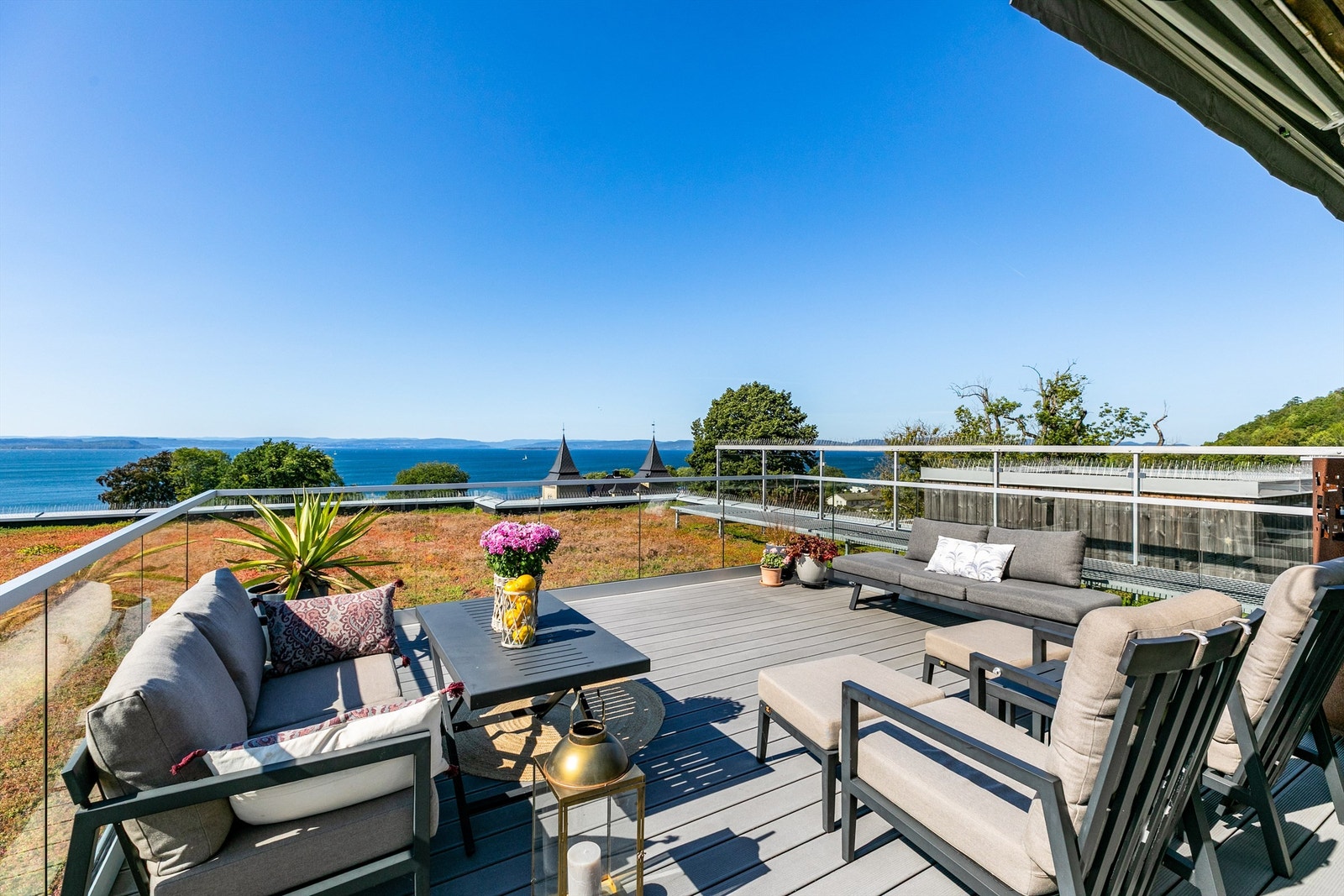 Stolpefritt rekkverk i herdet glass ivaretar både fjordutsikten og de upåklagelige solforholdene. Galleribilde