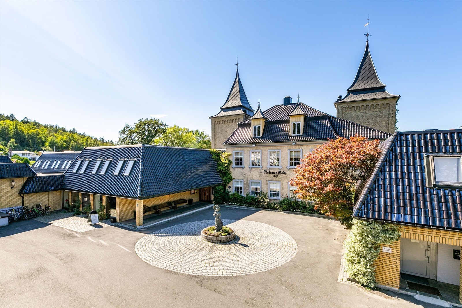 Ærverdige Refsnes Gods er nærmeste nabo, kjent spesielt for sin rikholdige vinkjeller. Galleribilde