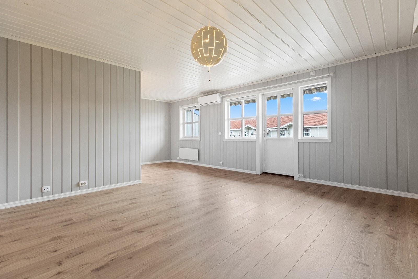 Stue med god plass til både sofa og spisebord. Varmepumpe fra 2023 Galleribilde