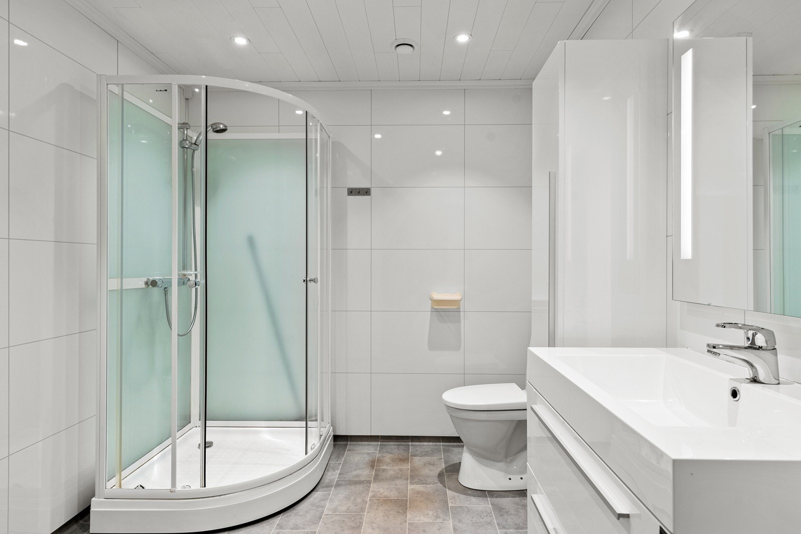 Lyst og trivelig baderom med dusjkabinett Galleribilde