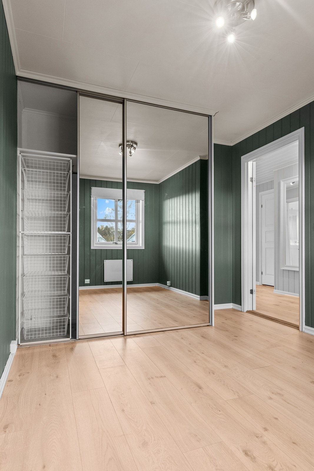 Soverommene er malt i en rolig og behagelig fargetone Galleribilde