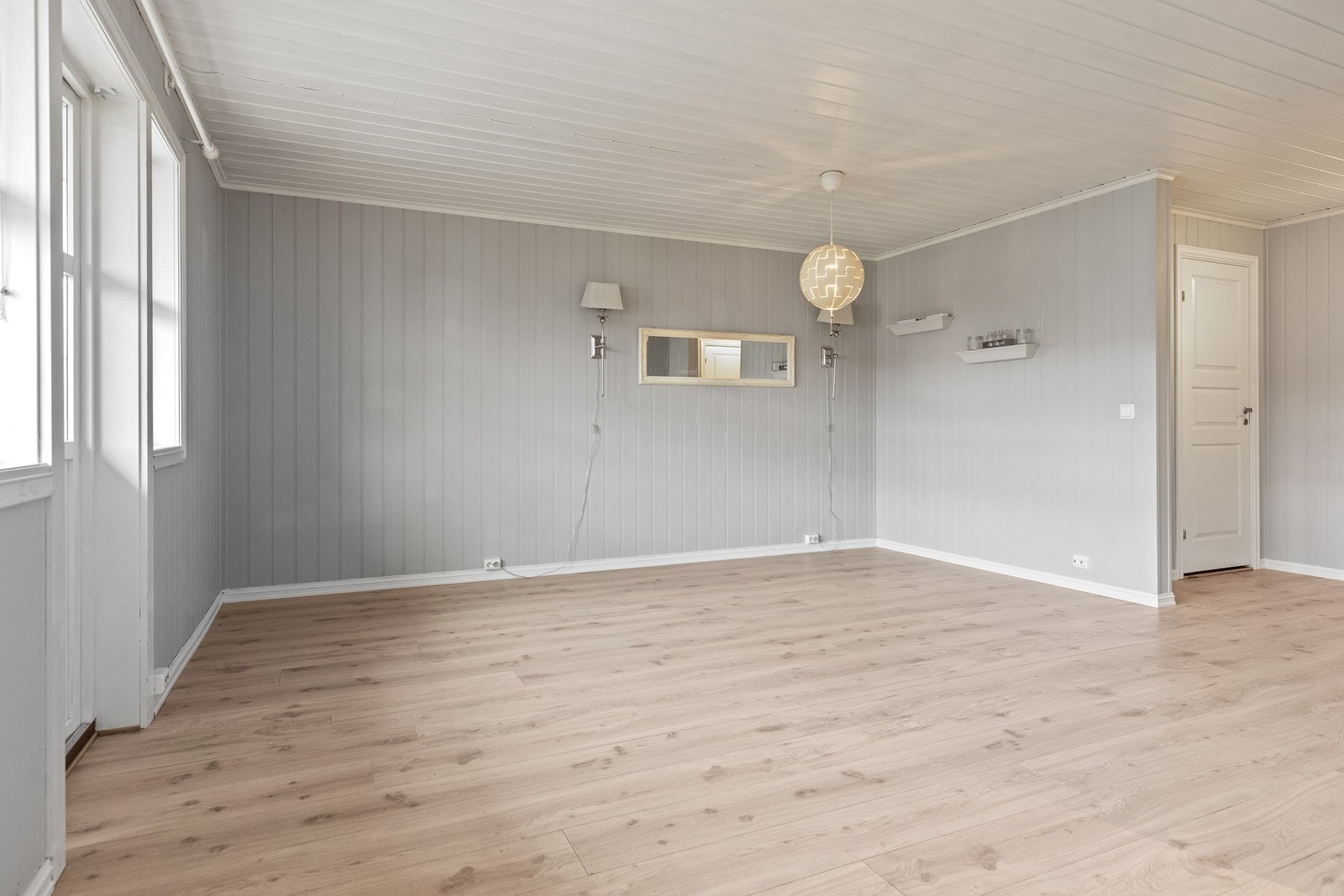 Velfungerende åpen løsning mellom stue og kjøkken Galleribilde