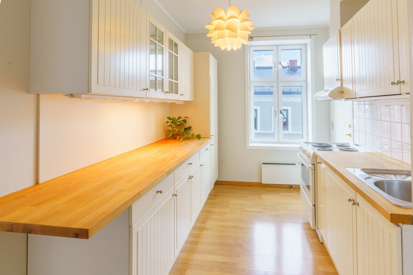 Pent kjøkken med medfølgende hvitevarer. Godt med skap/benkeplass. Galleribilde