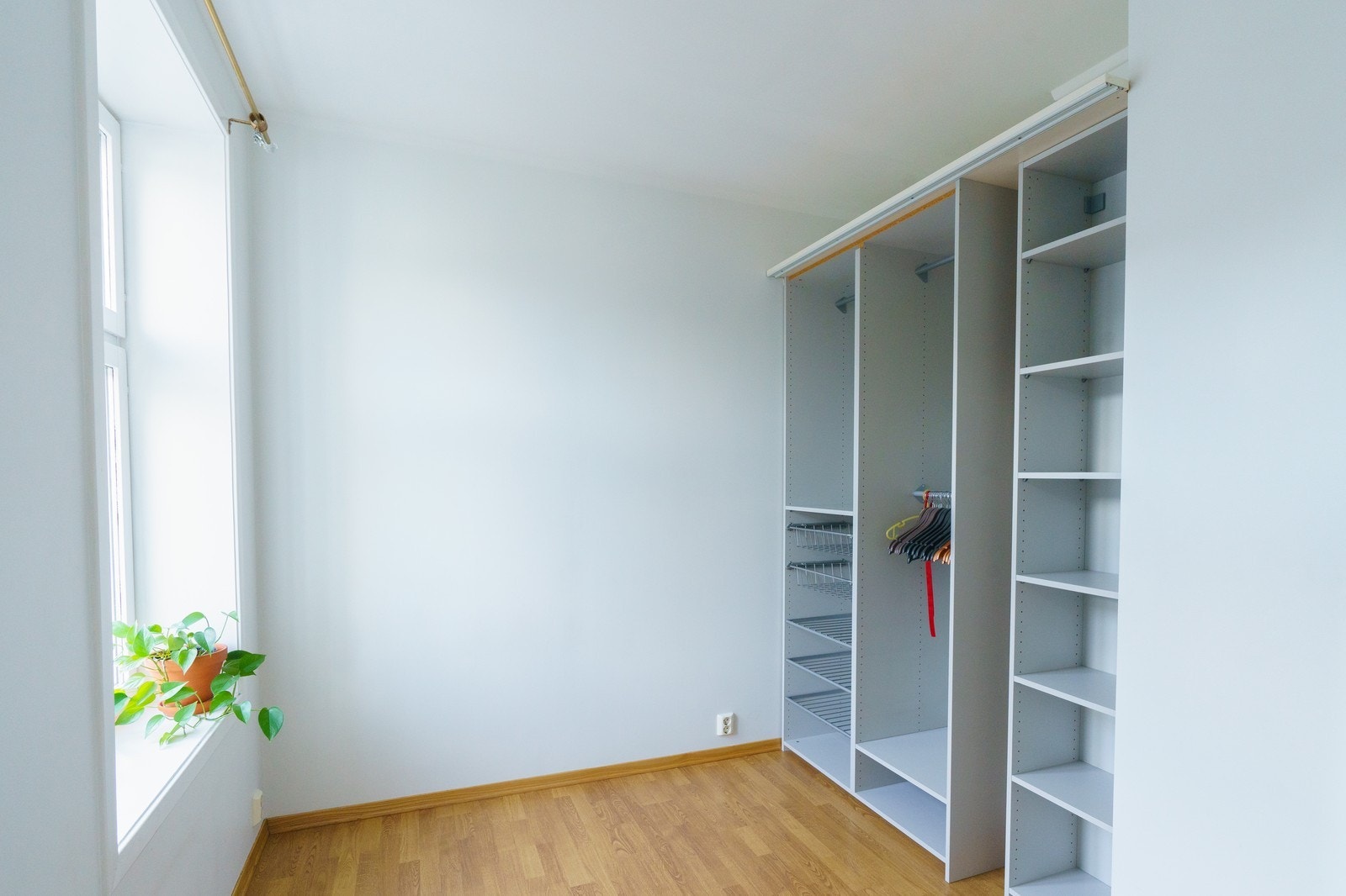 Soverom med stor garderobe. Galleribilde