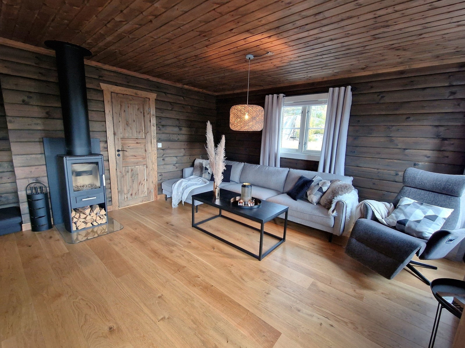 Romslig og innbydende stue. Galleribilde