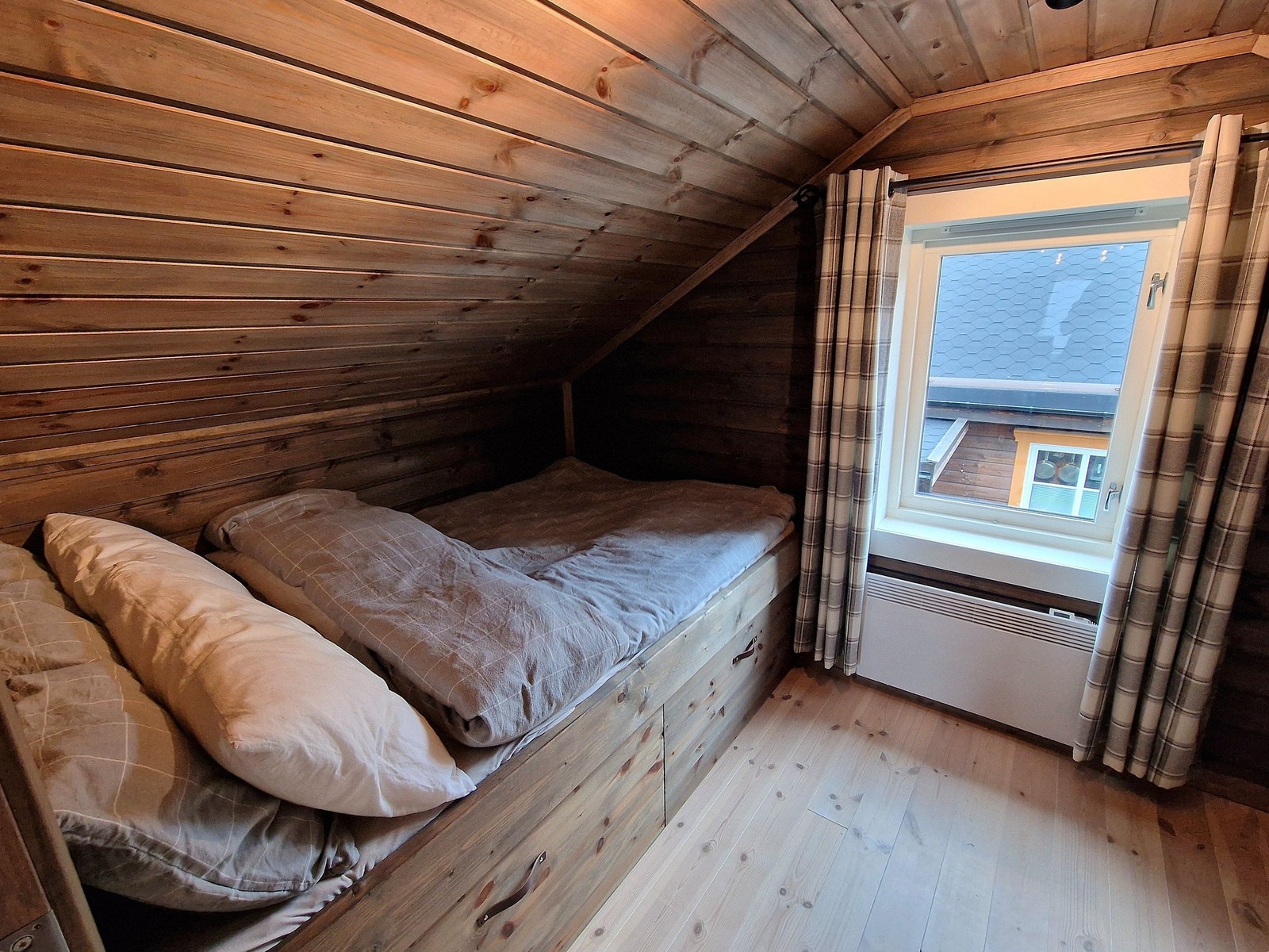 Hemsrom med plassbygde senger. Galleribilde