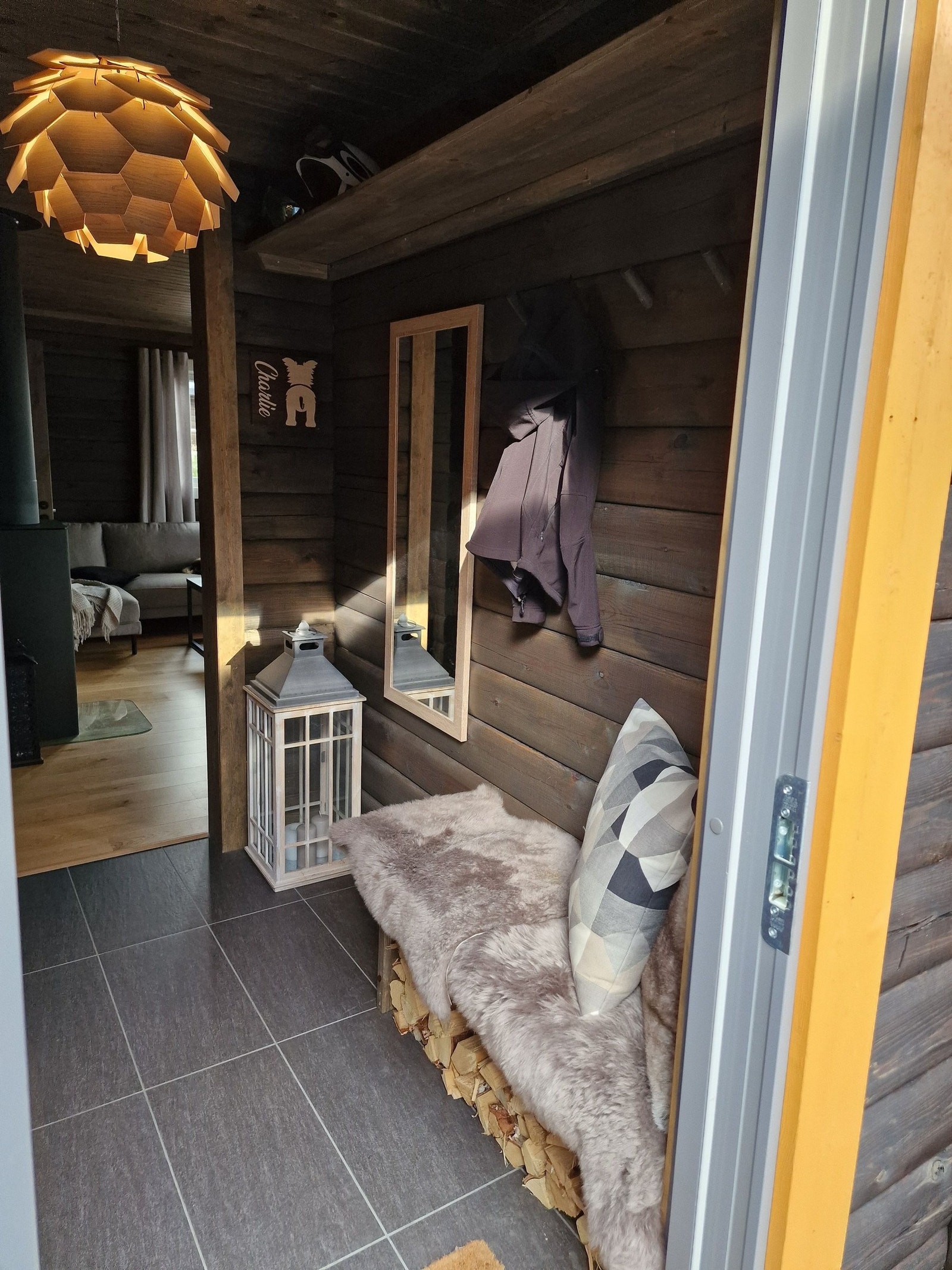 Praktisk og innbydende entrè. Inneholder plassbygd sittebenk med vedoppbevaring, hylle for oppbevaring av hjelmer o.l. samt håndlagde knagger. Galleribilde