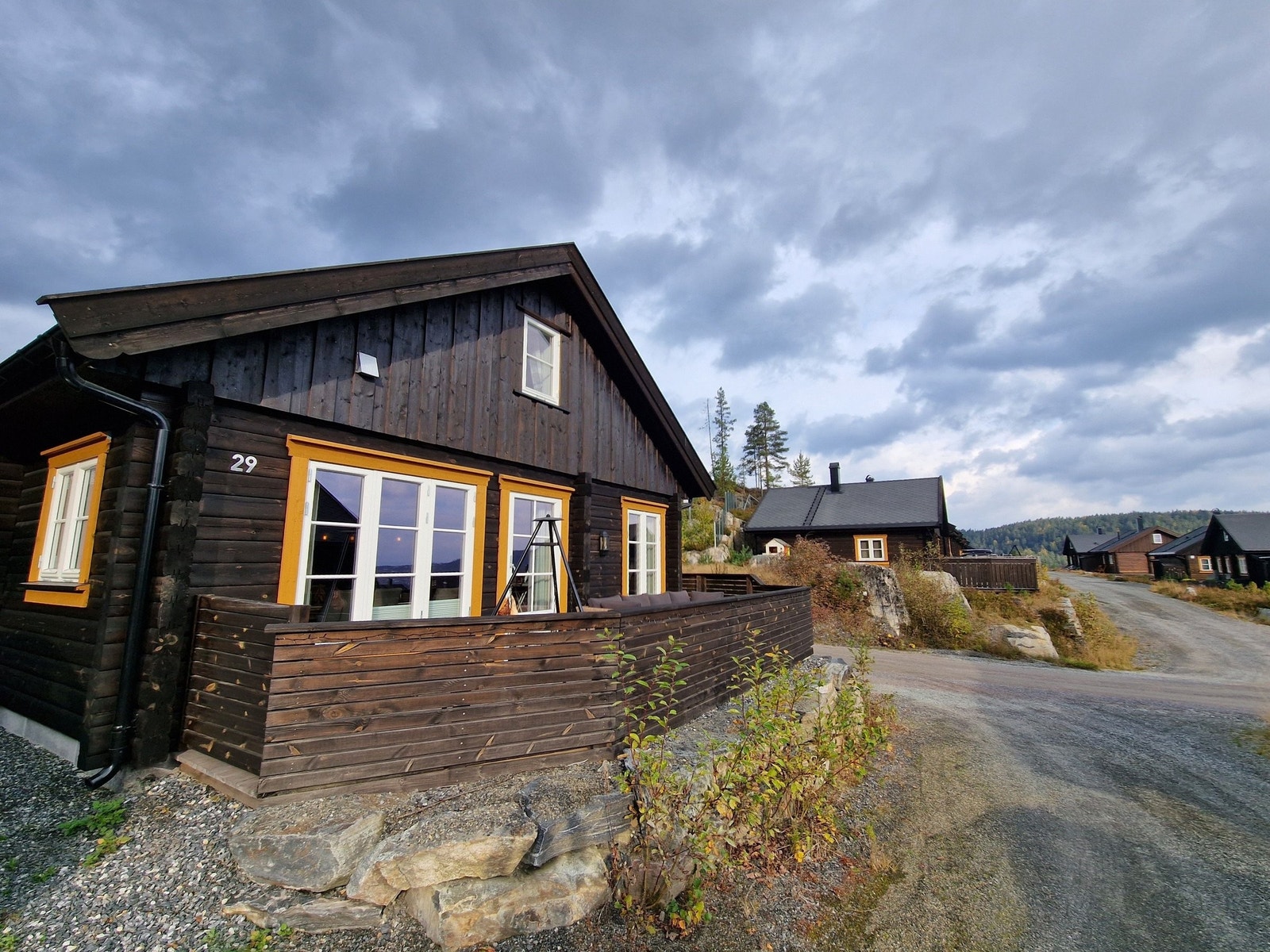 Fasade. Hytta har god beliggenhet på hjørnetomt. Galleribilde