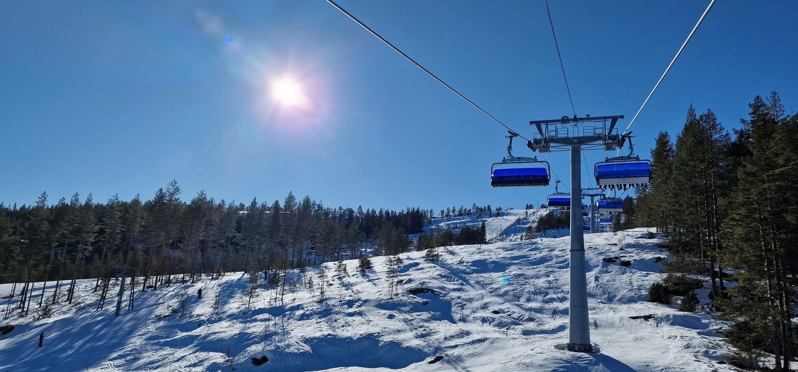 Kongsbergs nye 6-seters skiheis blir omtalt som en av de mest moderne skiheisene i Nord-Europa. Heisen har varme i setene og boble man kan trekke over. Galleribilde