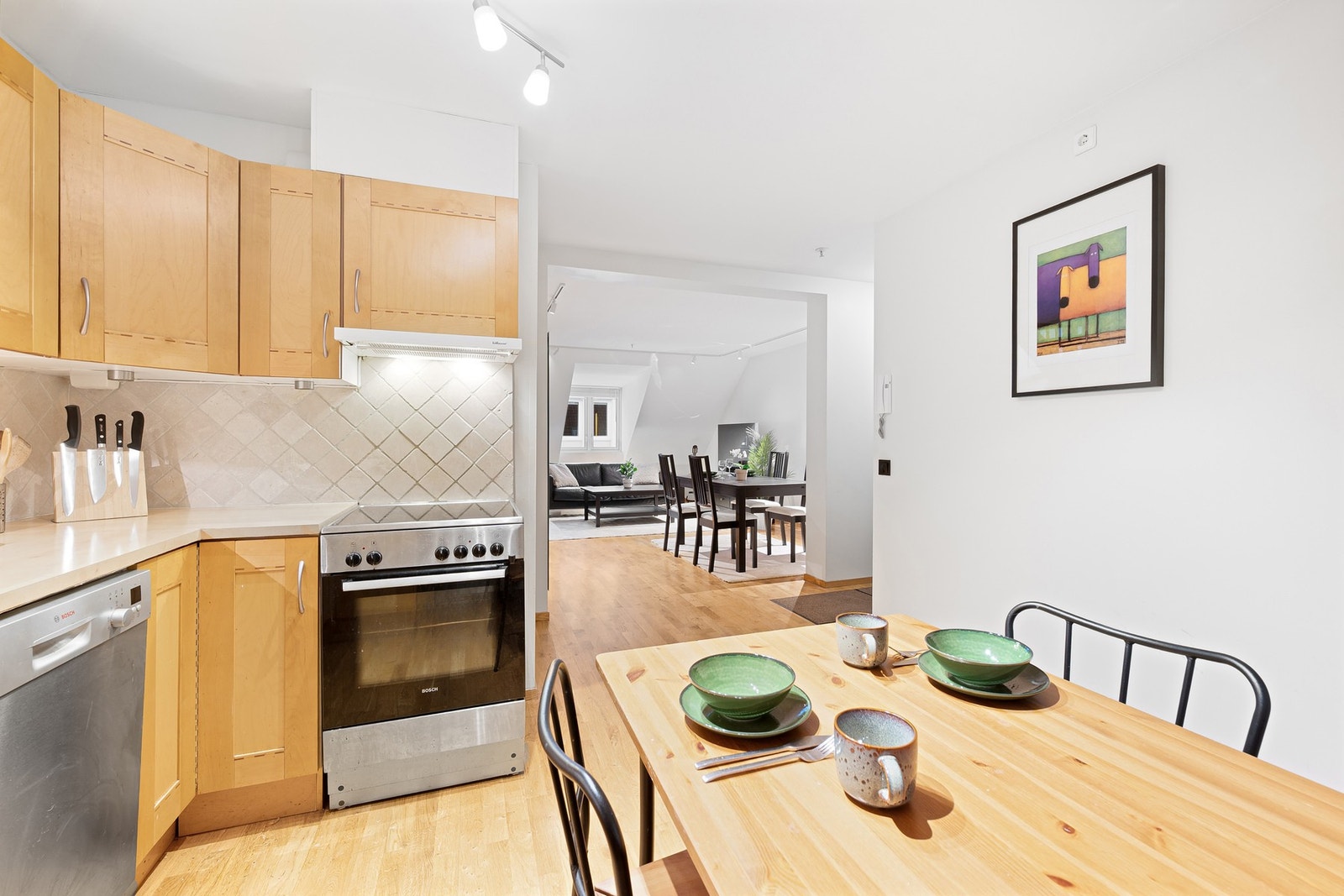 Integrerte hvitevarer på kjøkken medfølger i handelen. Galleribilde