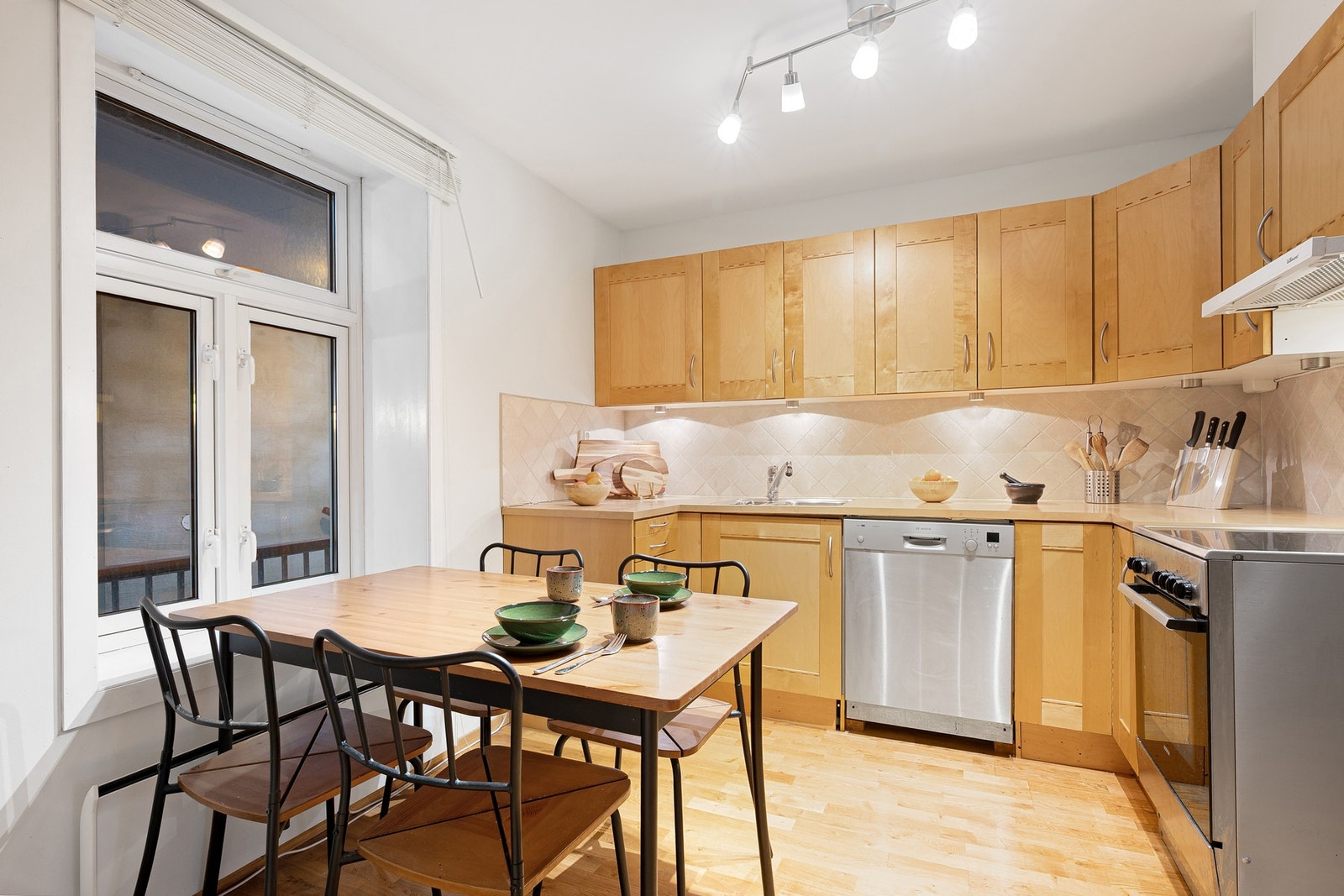 Spisebordet finner sin naturlige plass ved kjøkkenvinduet. Galleribilde