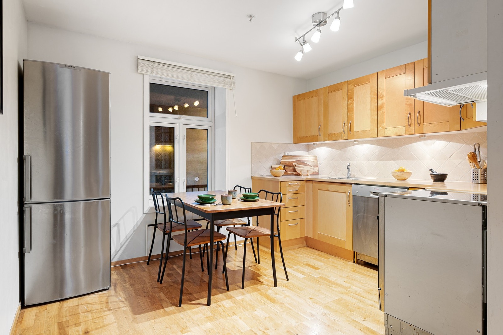 Stilrent kjøkken med rikelig av både skap - og benkeplass. Galleribilde