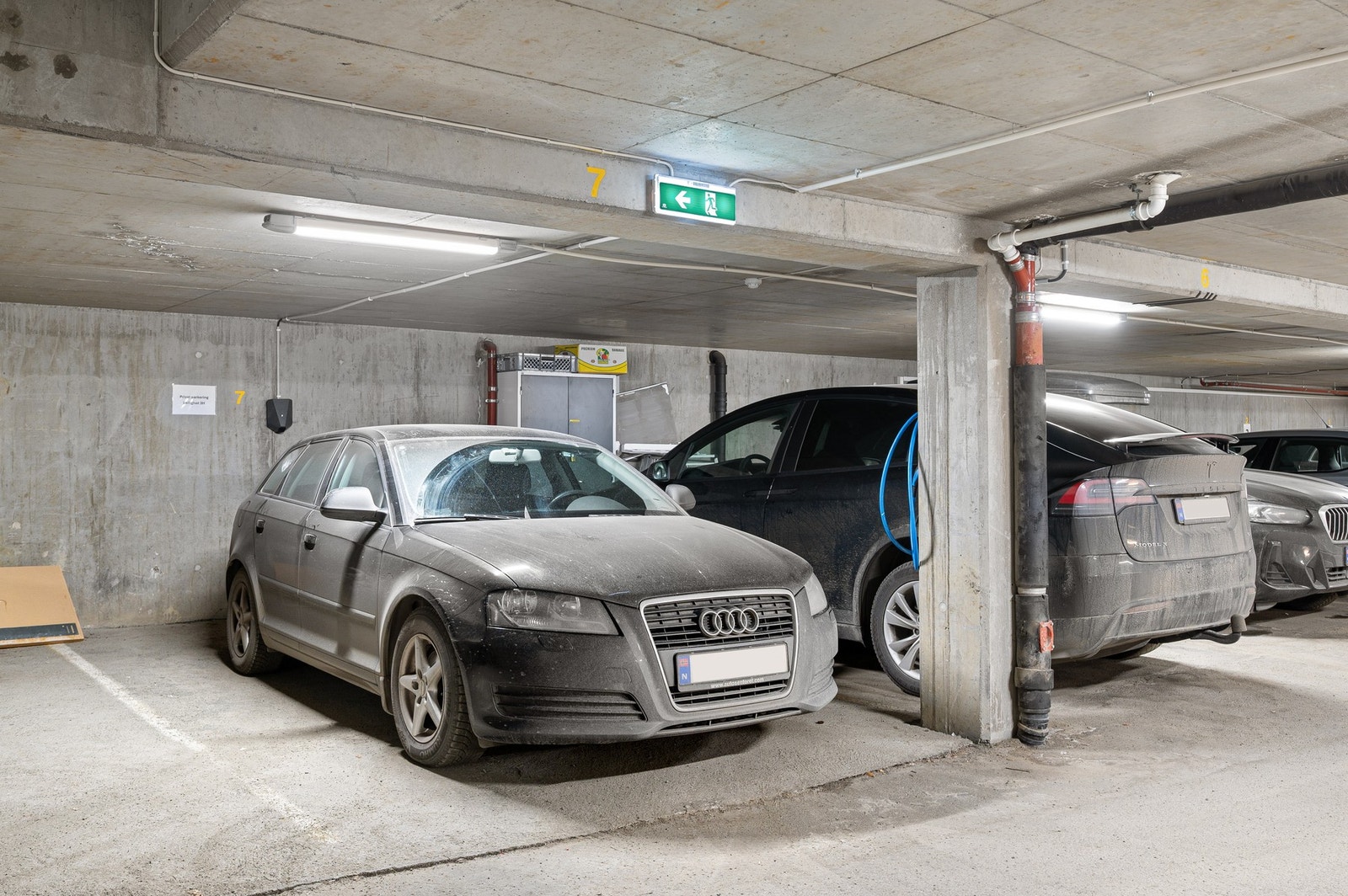 Sammen med leiligheten, medfølger bruksrett på en parkeringsplass i en felles oppvarmet kjeller (dette er sjelden vare i midtbyen). Galleribilde