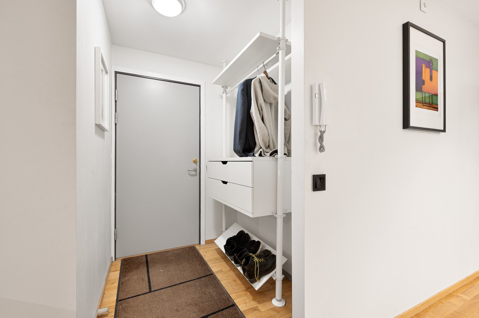 Flott entré med god plass til ønsket garderobeløsning. Galleribilde