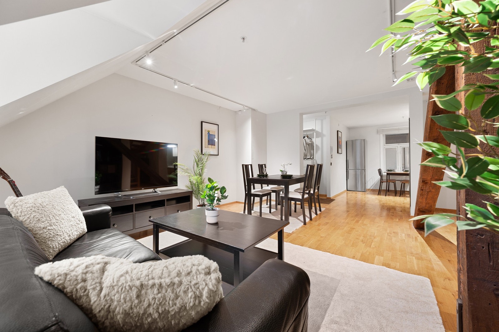 Leiligheten har en åpen løsning mellom kjøkken og stue på ca. 40 kvadratmeter. Galleribilde