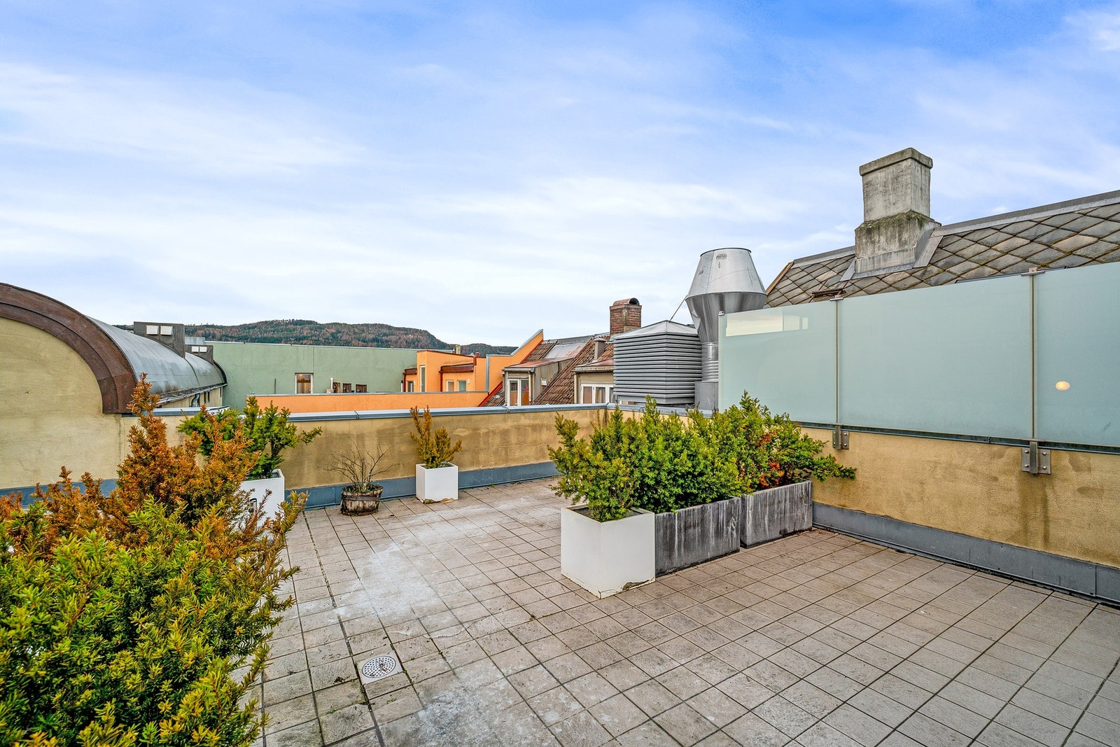 Borettslaget har en felles takterrasse som fritt kan benyttes av alle beboere. Her er det sol ''døgnet rundt'' på sommerstid. Galleribilde